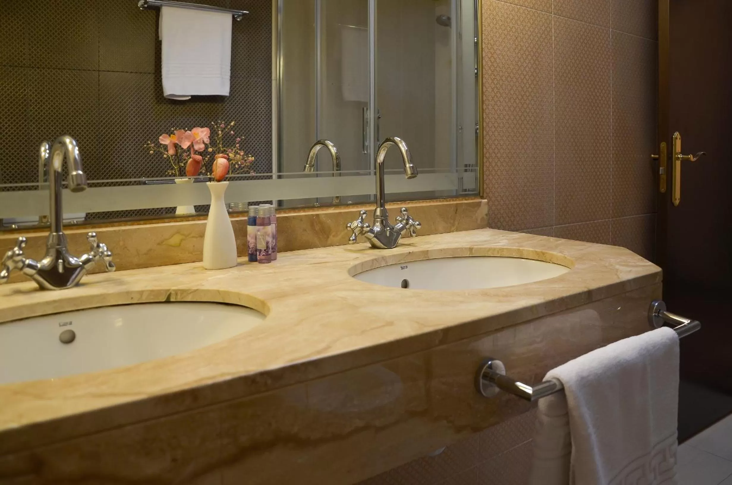 Bathroom in Hotel Roger de Flor by Seleqtta