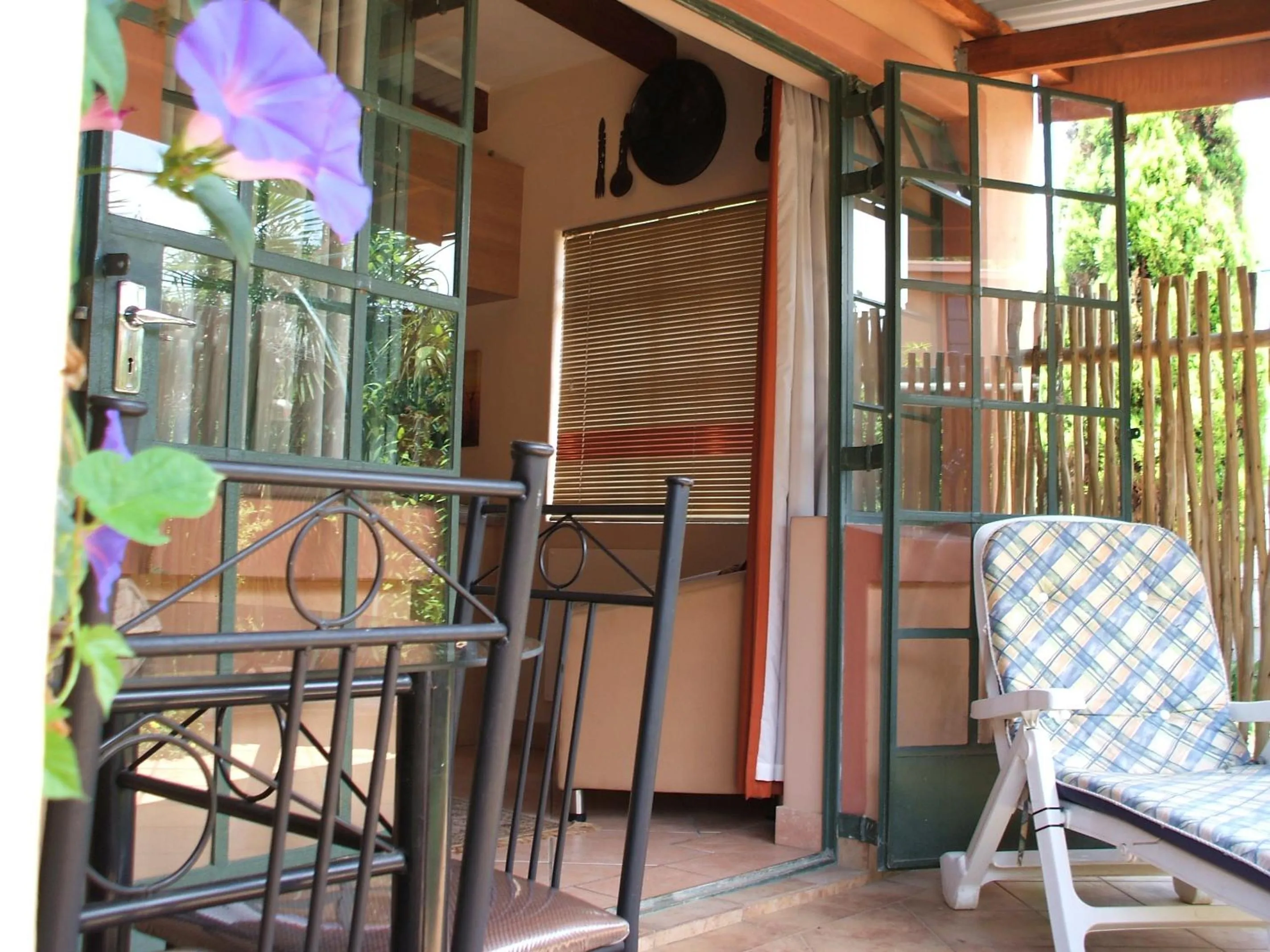 Patio in Cherry Tree Cottage B&B Linden