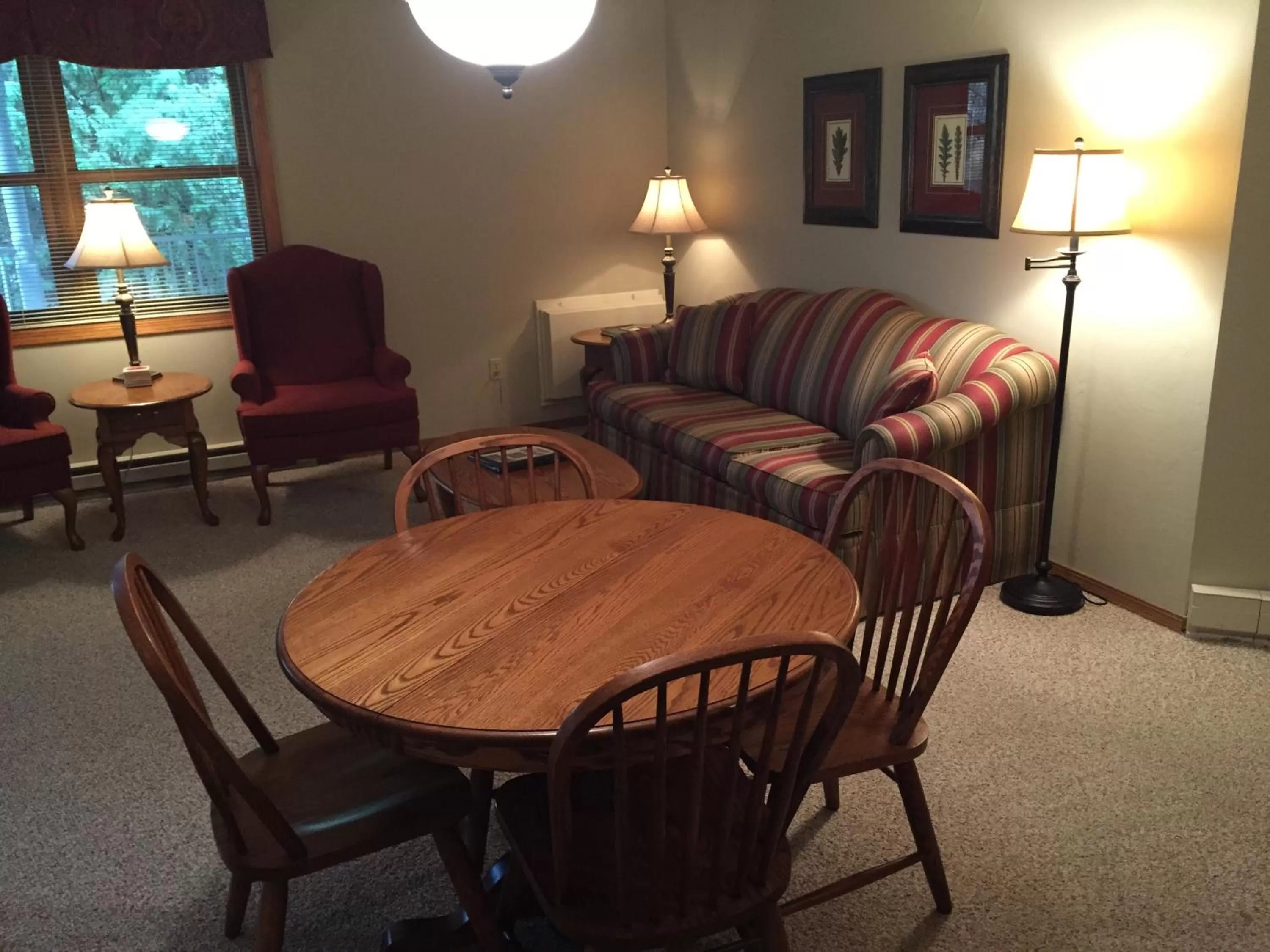Living room, Seating Area in High Point Inn