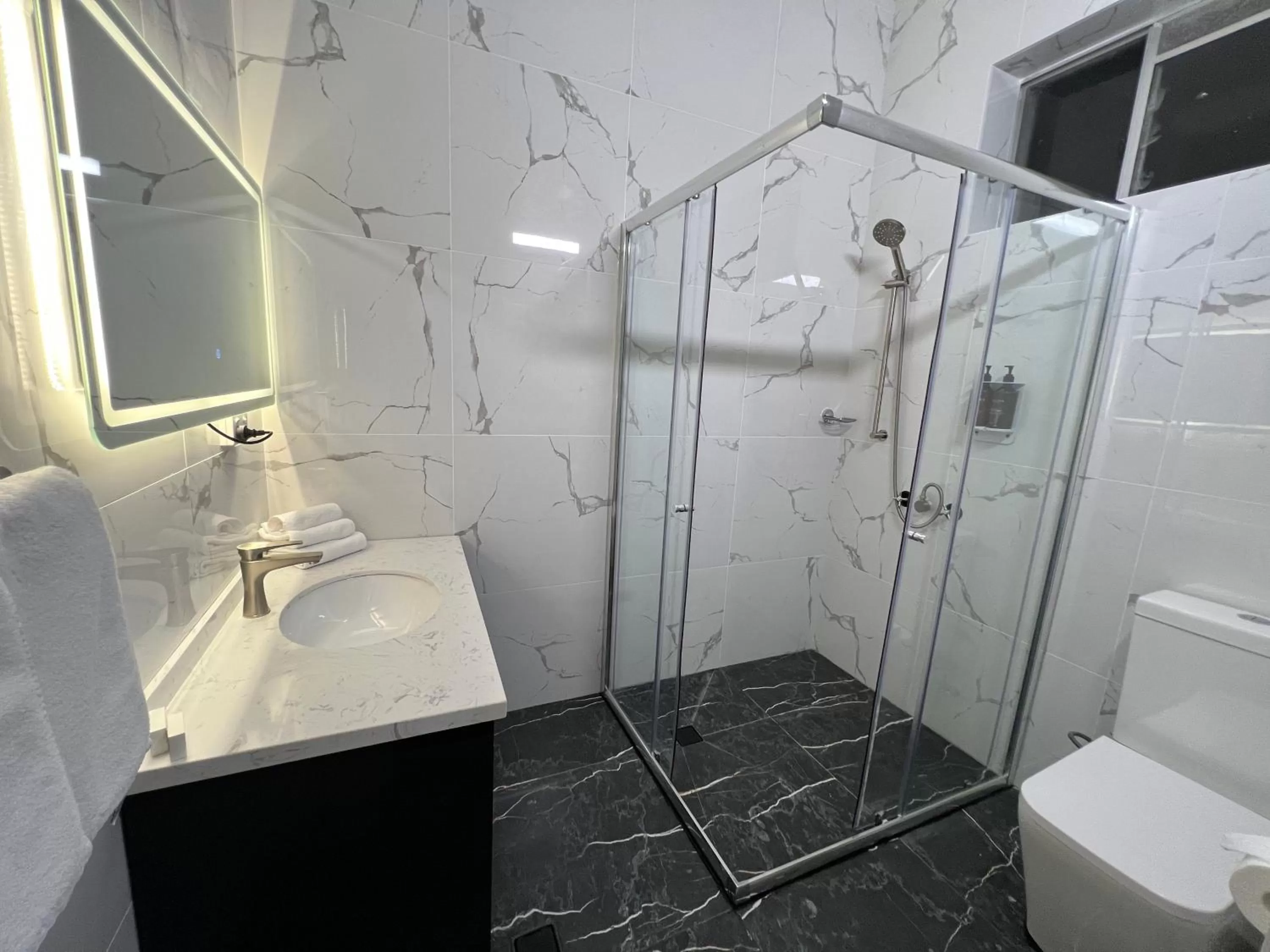 Bathroom in Lismore City Motor Inn