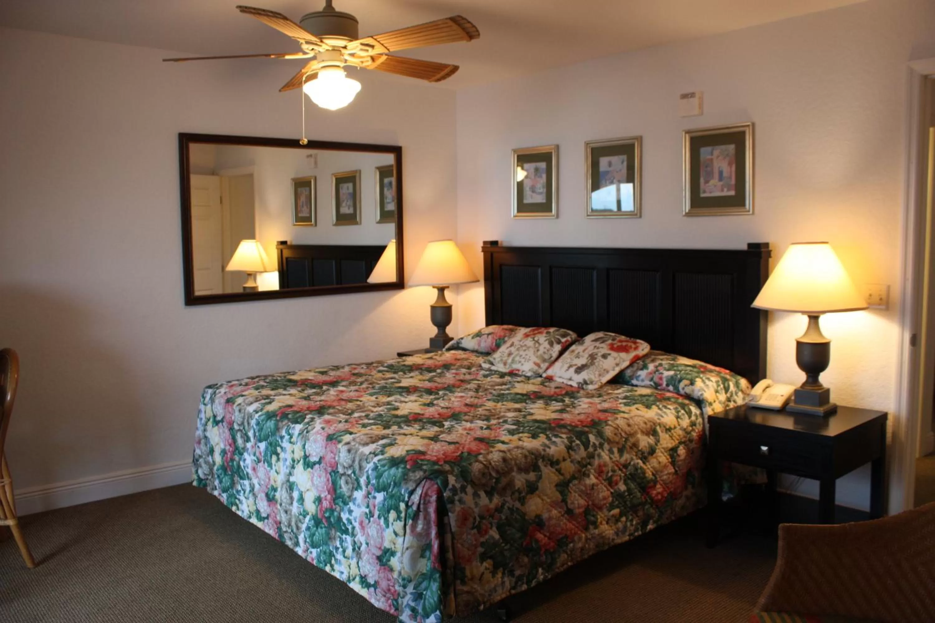 Bed in Lake Roy Beach Inn - Winter Haven