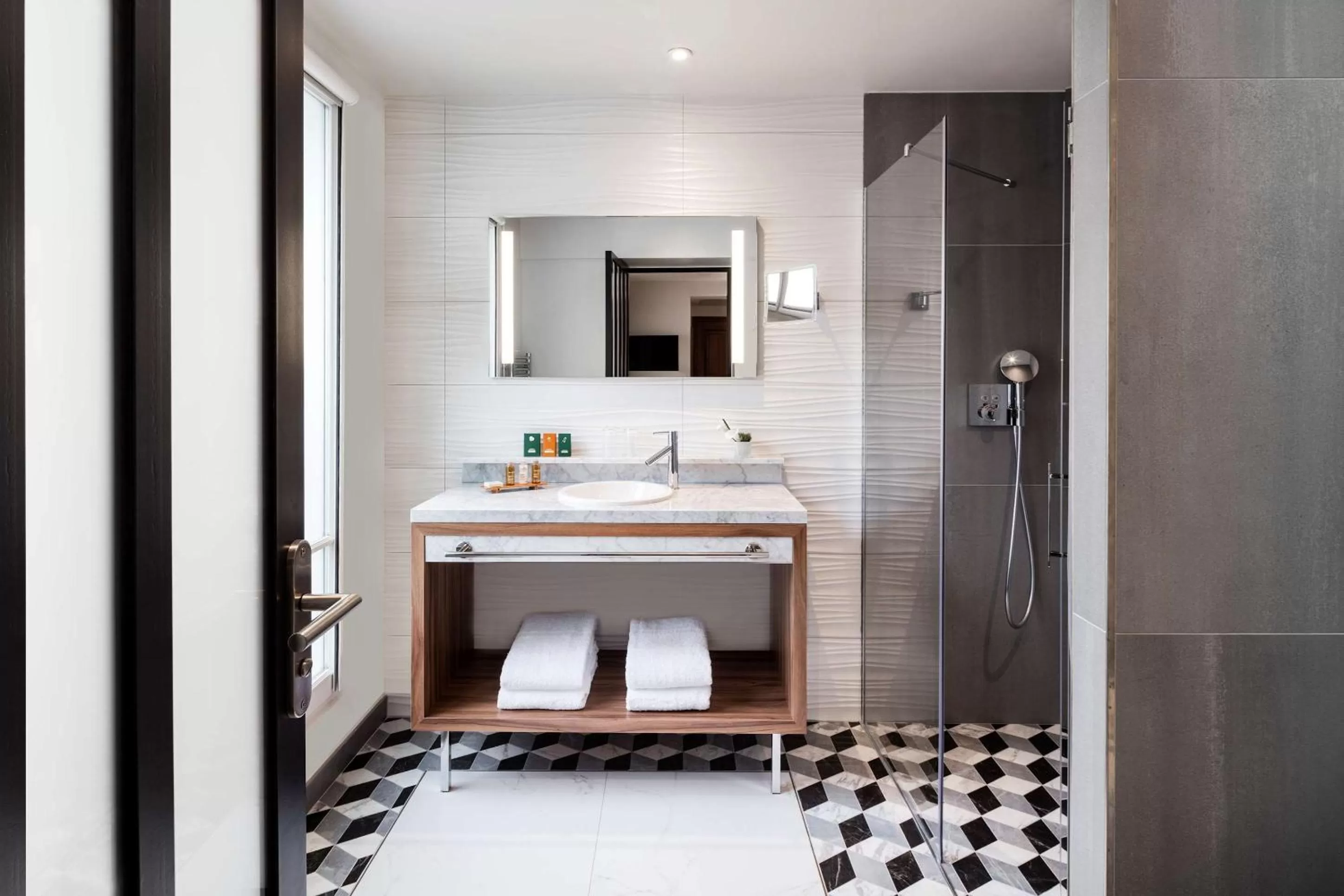 Photo of the whole room in Hôtel Mayflower Opera