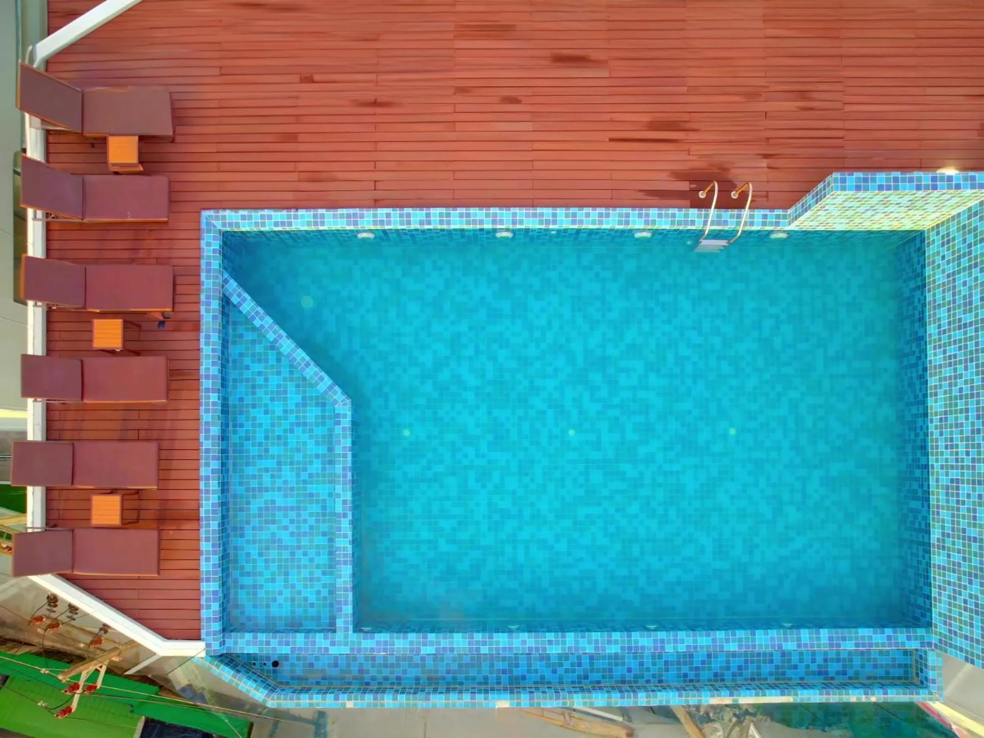 Swimming pool in Phoenix Hotel Karon Beach