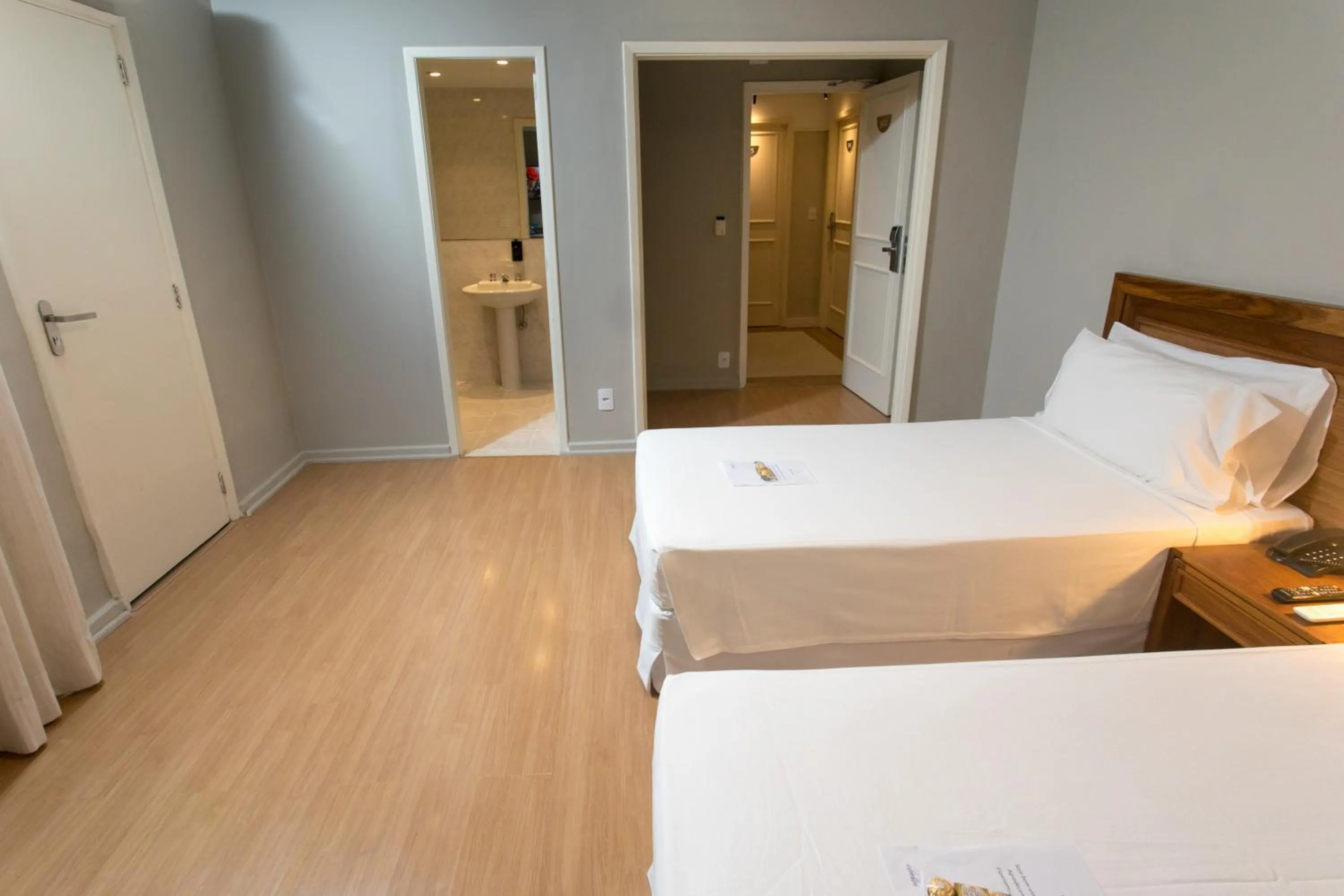 Bedroom, Bed in Regency Park Hotel