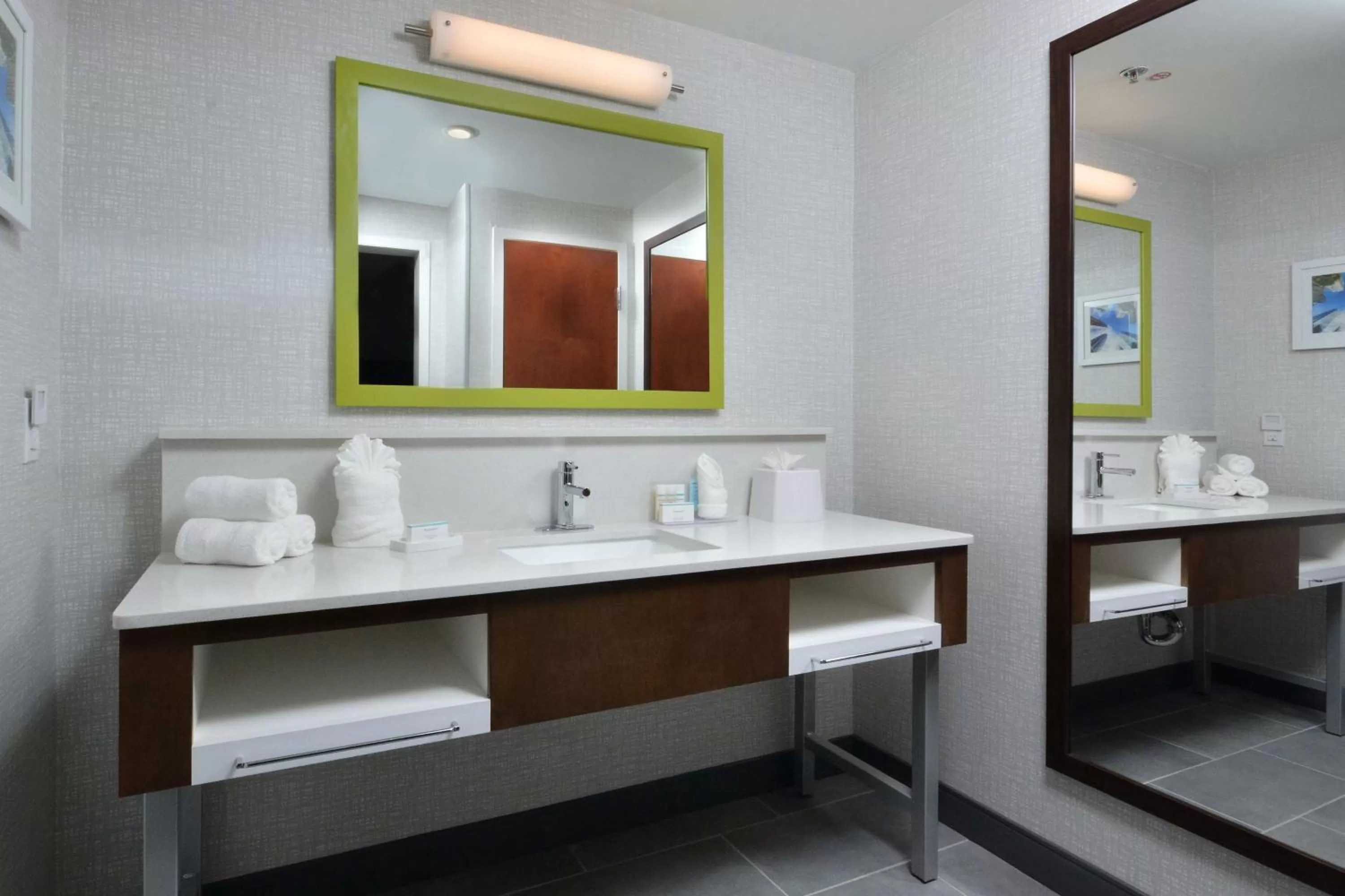 Bed in Hampton Inn & Suites Charlotte North I 485