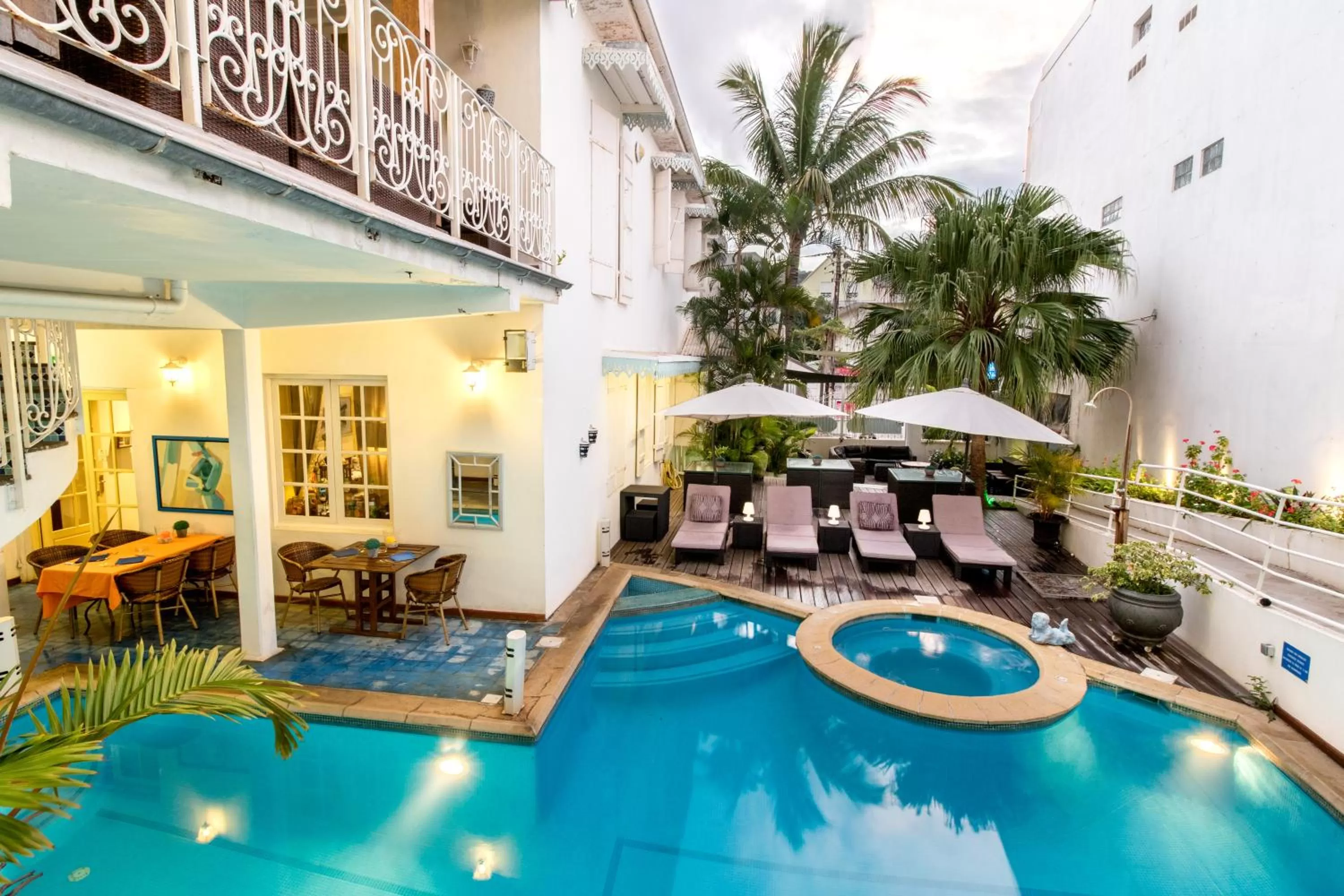 Swimming pool in Le Juliette Dodu- Le charme d'un monument historique