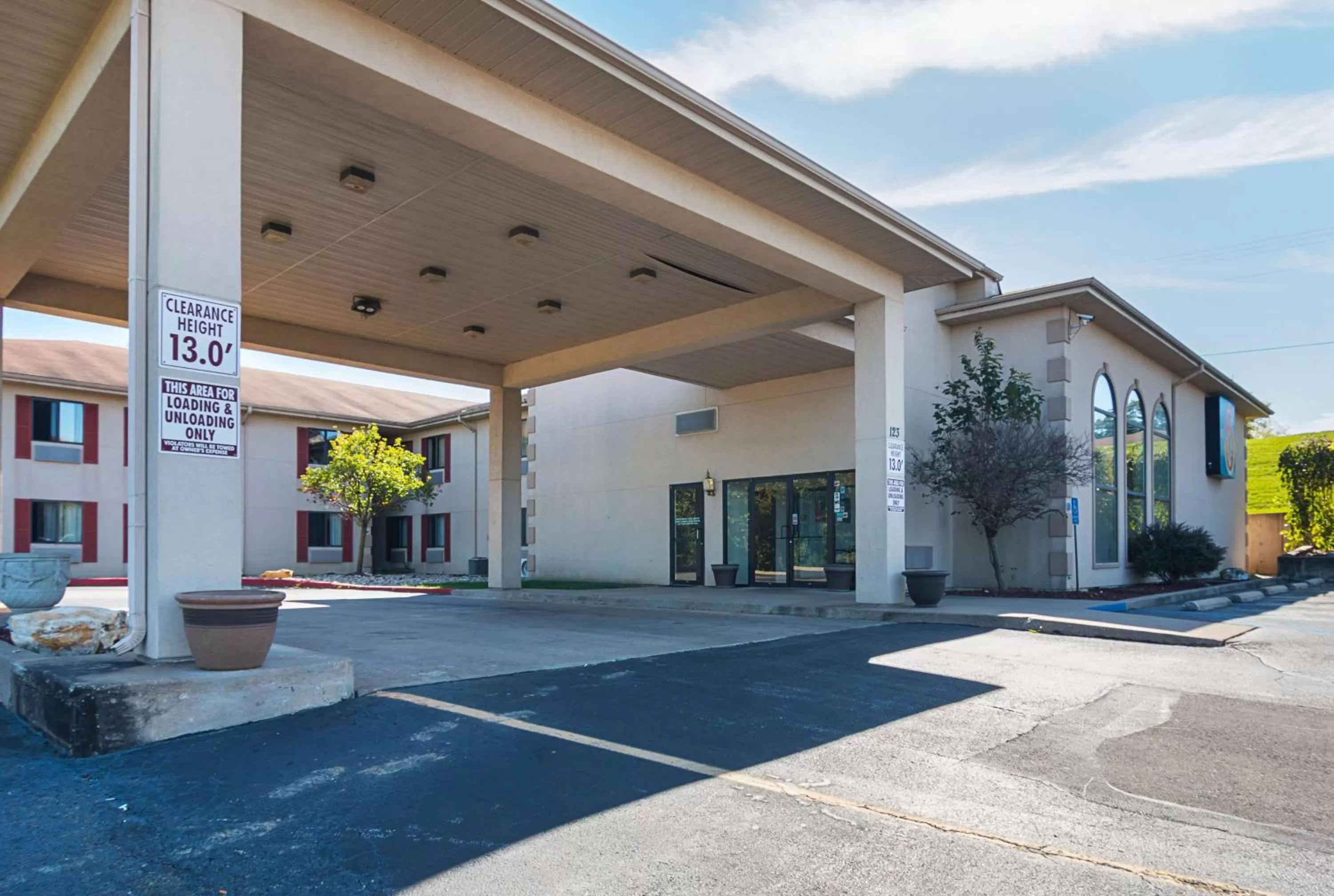 Property building in Motel 6-Hannibal, MO