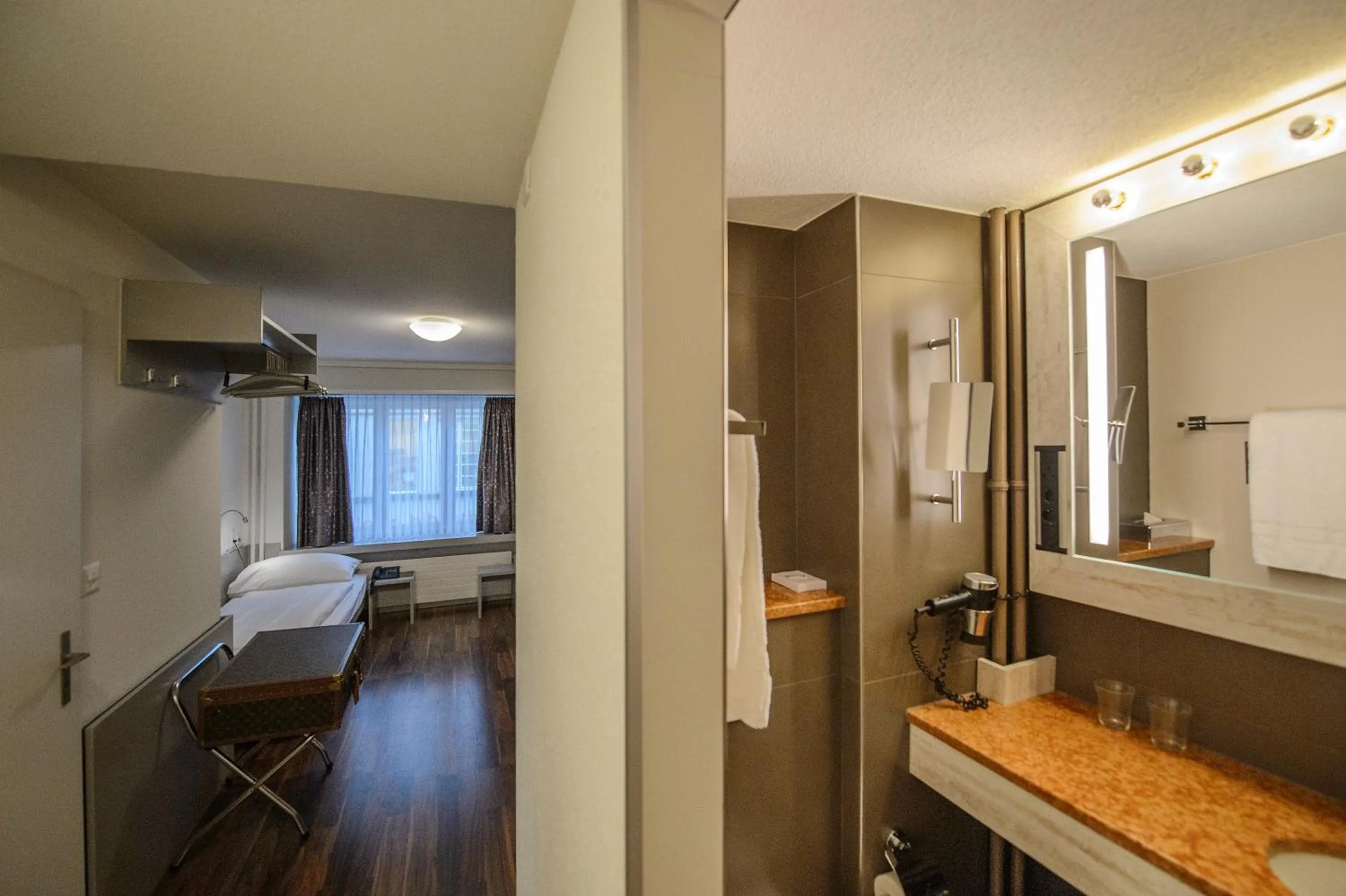 Photo of the whole room, Bed in Alexander Guesthouse Zurich Old Town