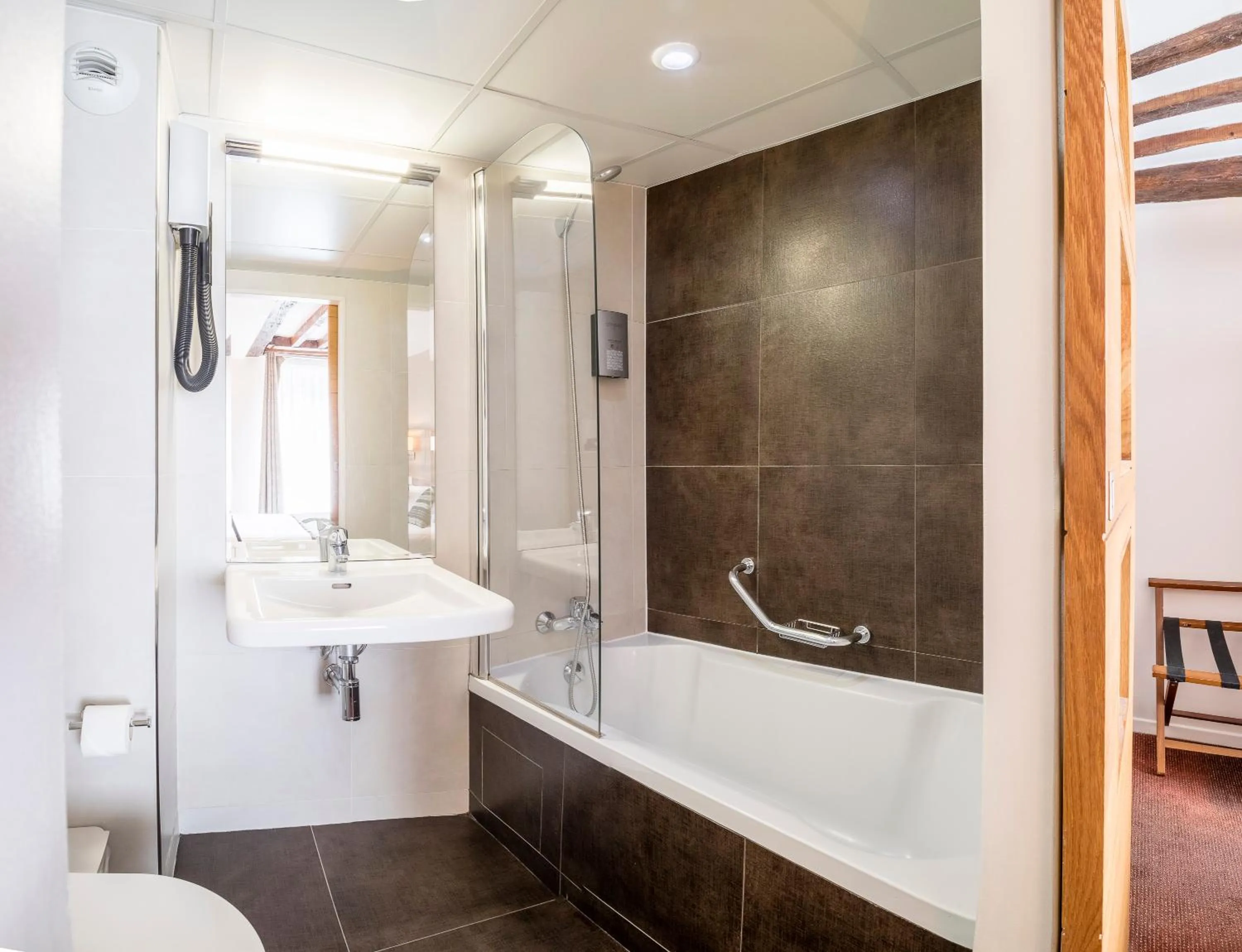 Photo of the whole room in Hotel Chabrol Opera