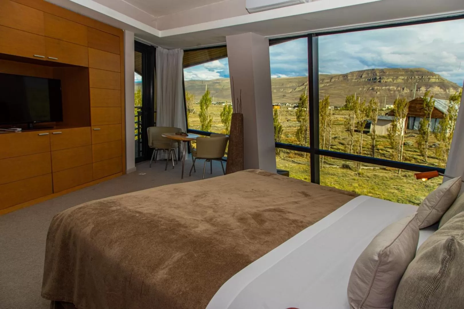 Garden view, Bed in Design Suites Calafate