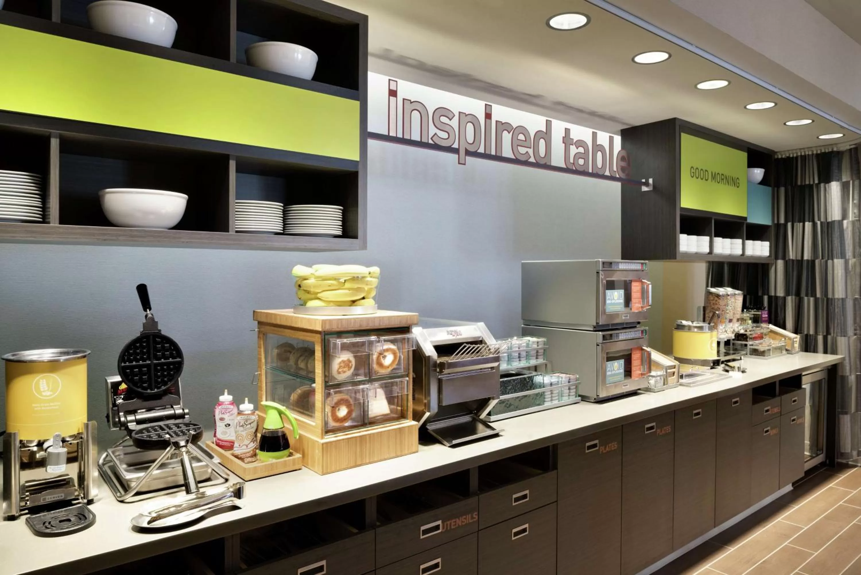 Dining area in Home2 Suites by Hilton Cleveland Independence