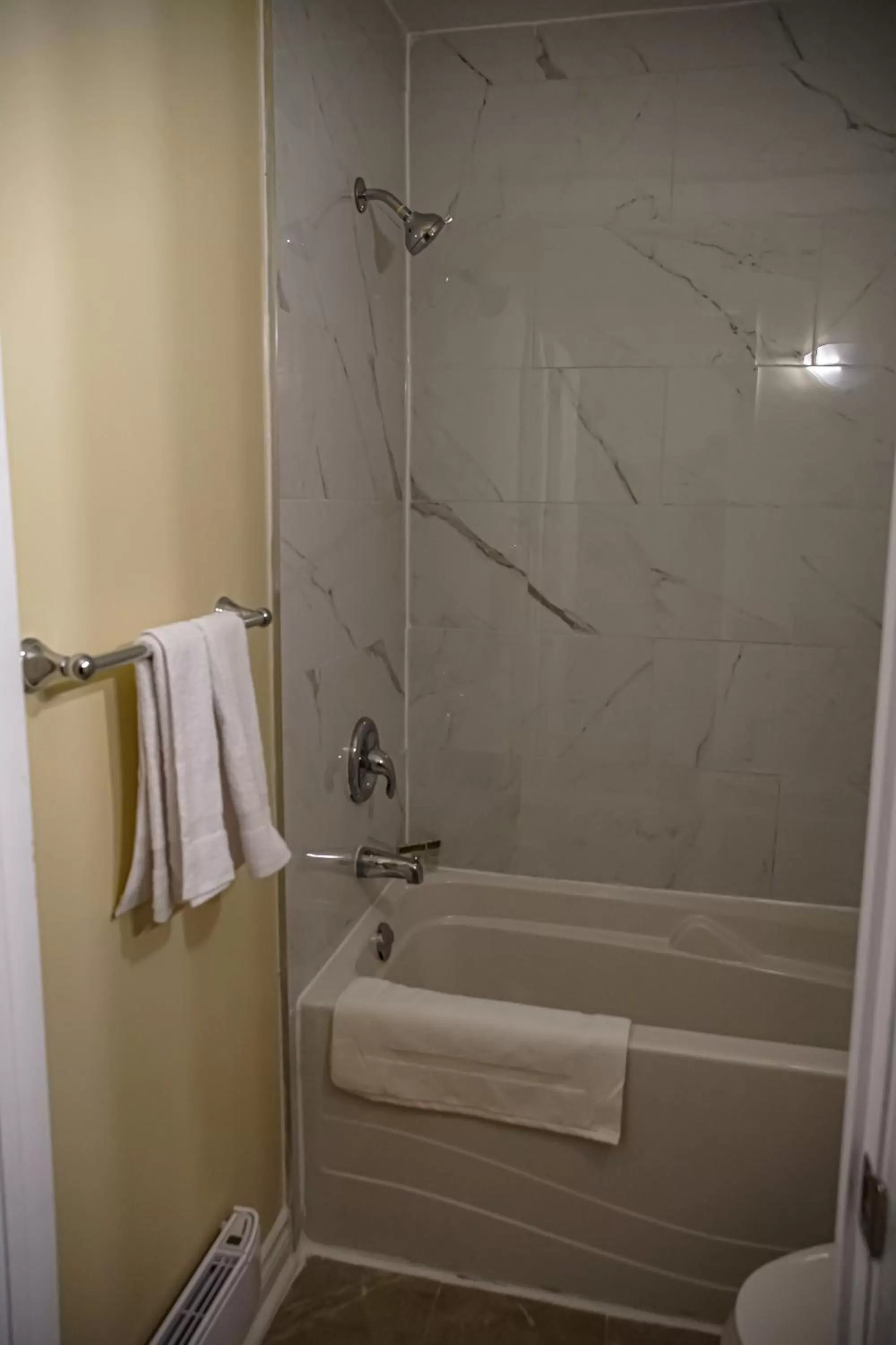 Bathroom in Skyland Motel Inn & Suites