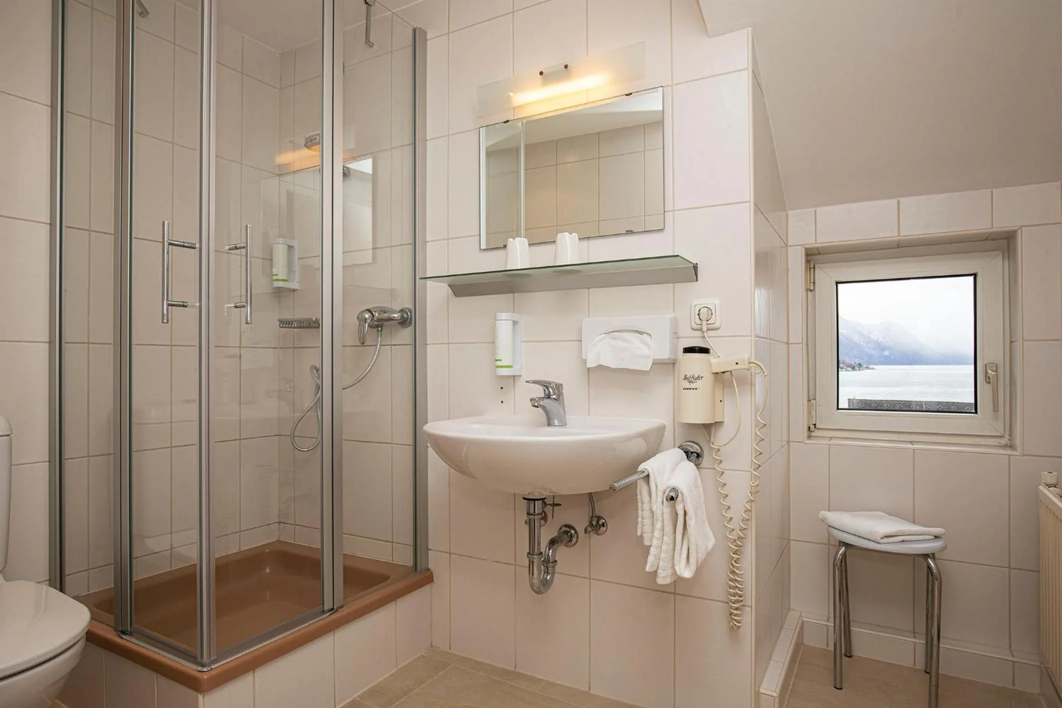 Bathroom in Keramikhotel Goldener Brunnen