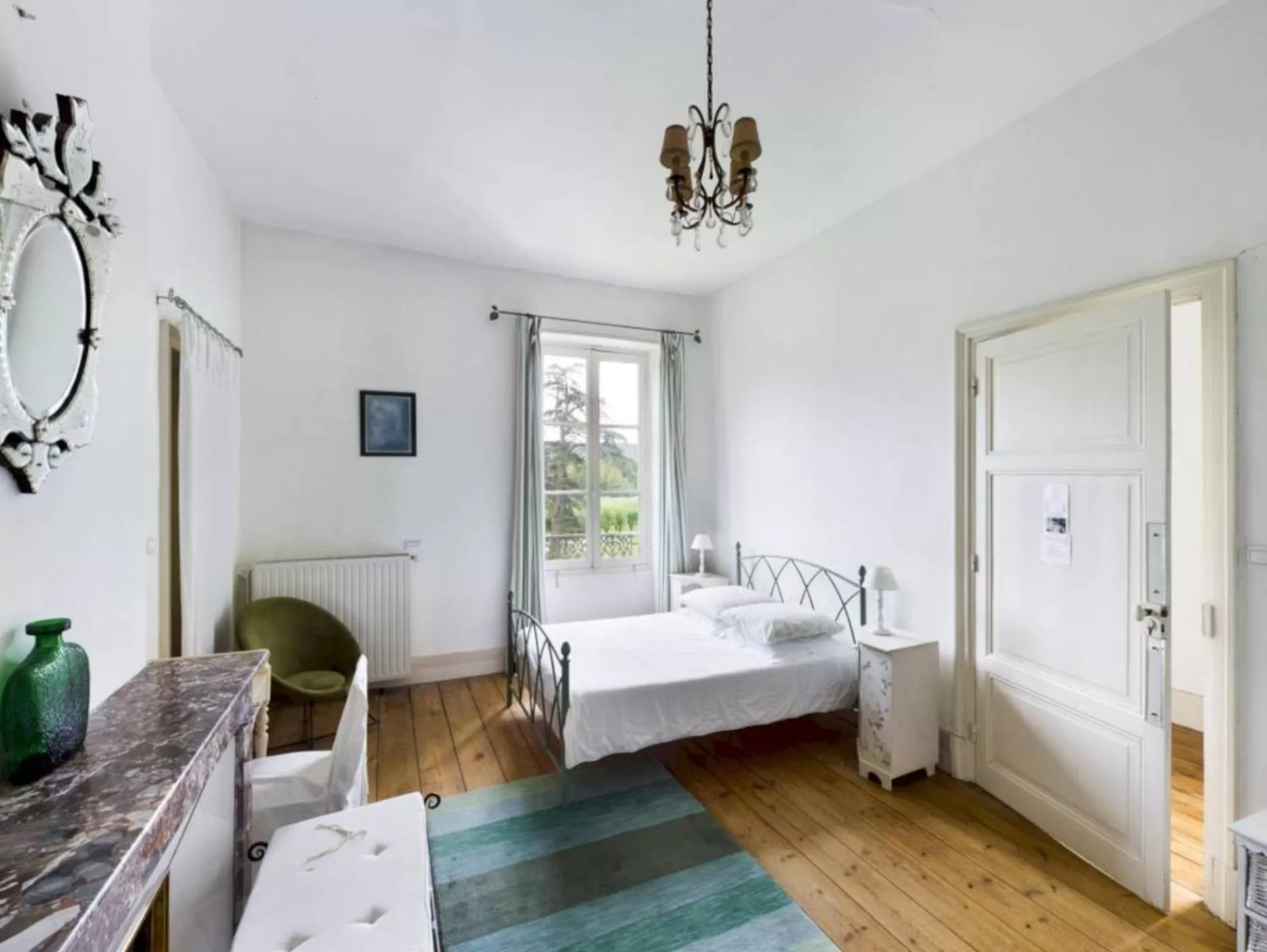 Bedroom in Queen's Escape