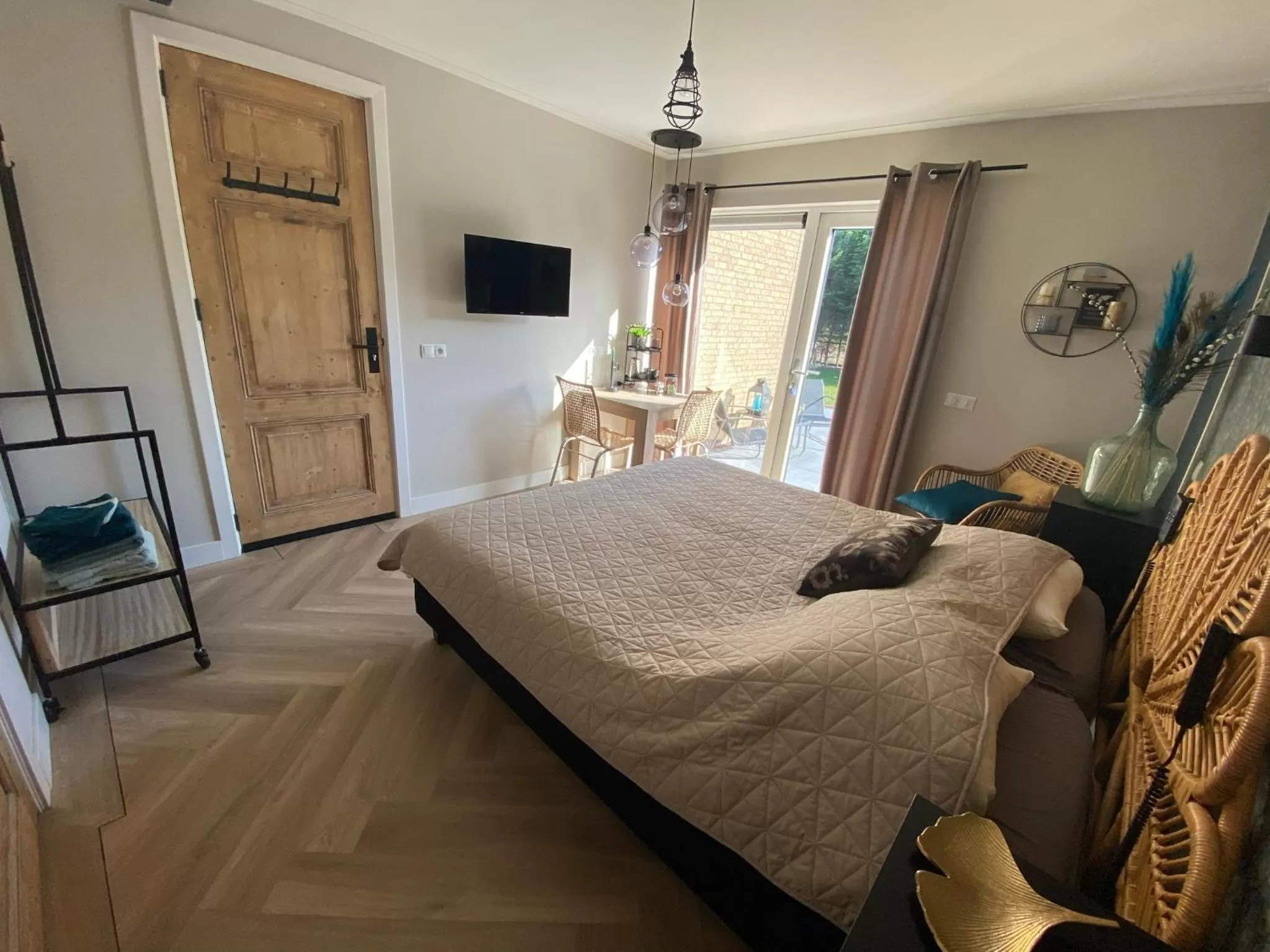 Photo of the whole room, Bed in Paauwze