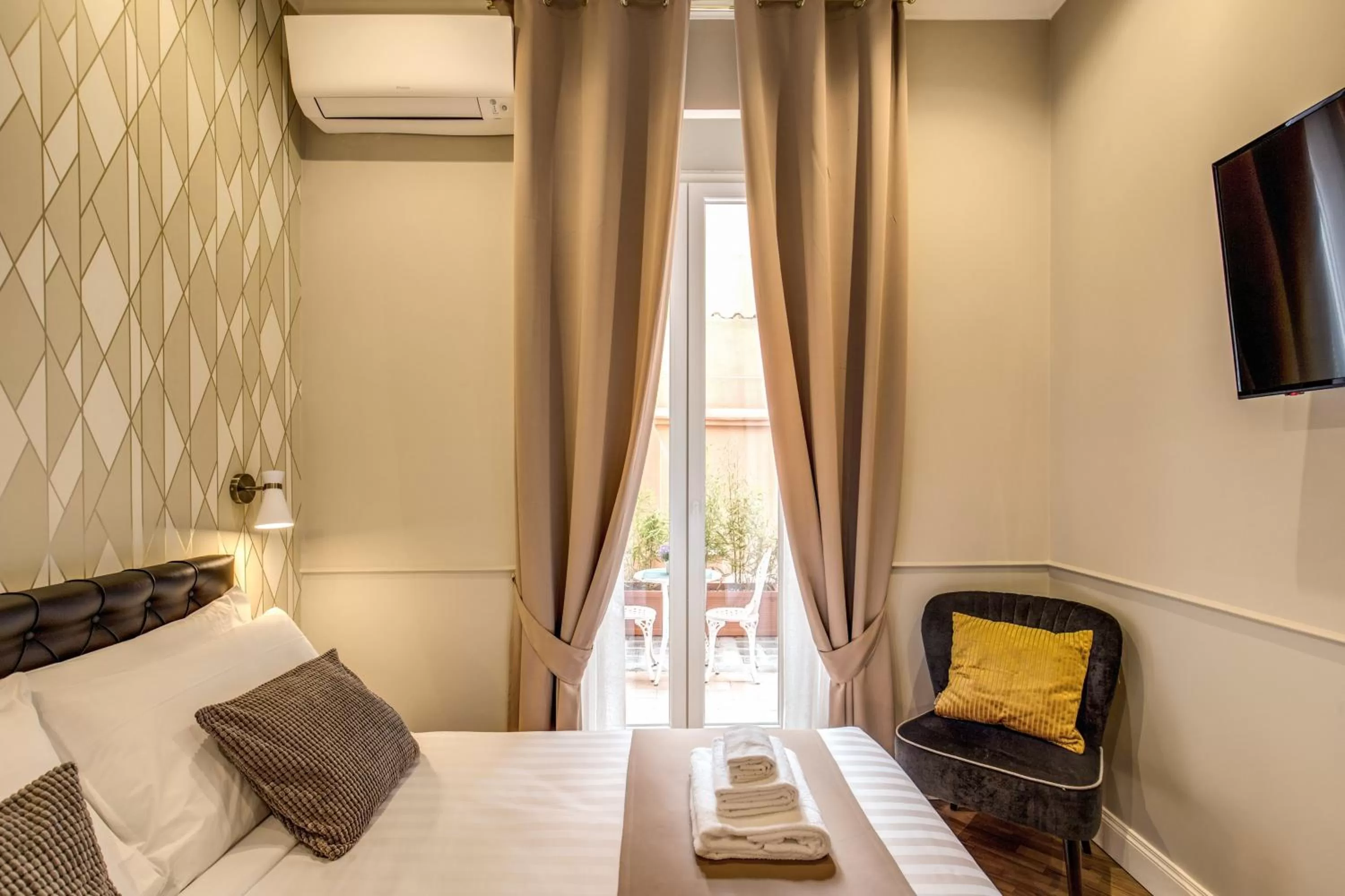 Bed in Charme Spagna Boutique Hotel