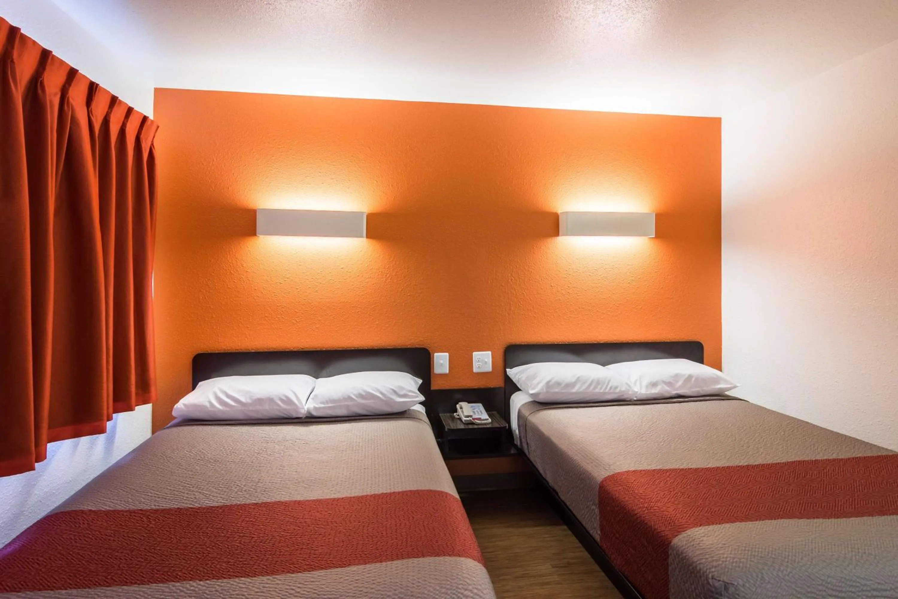 Photo of the whole room, Bed in Motel 6-Oroville, CA