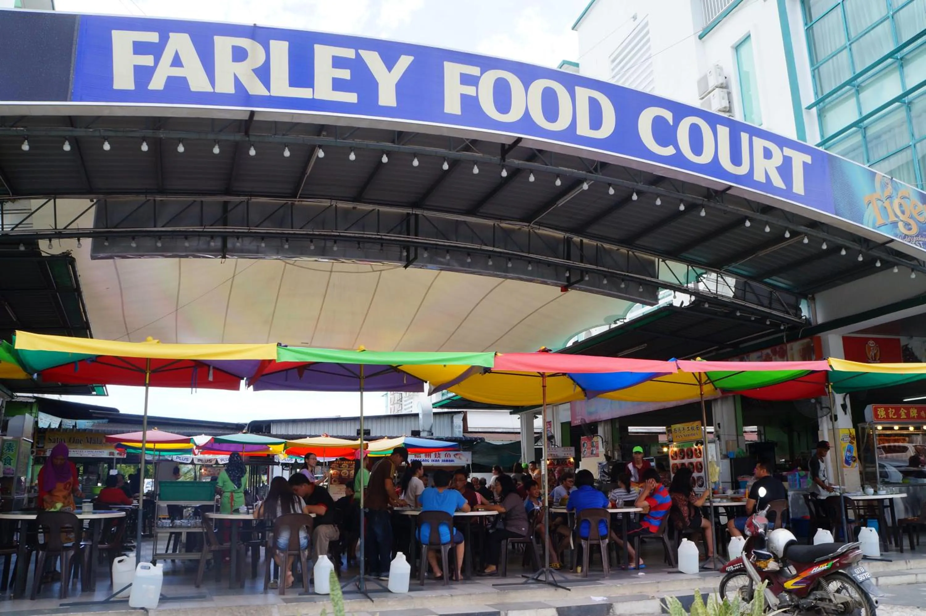 Restaurant/places to eat in Greens Hotel & Suites