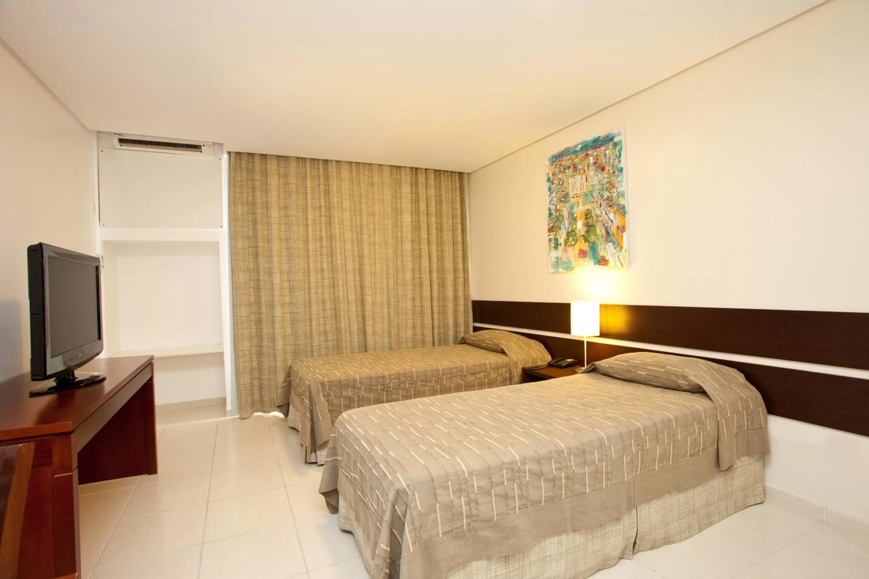 Bed in America Towers Hotel