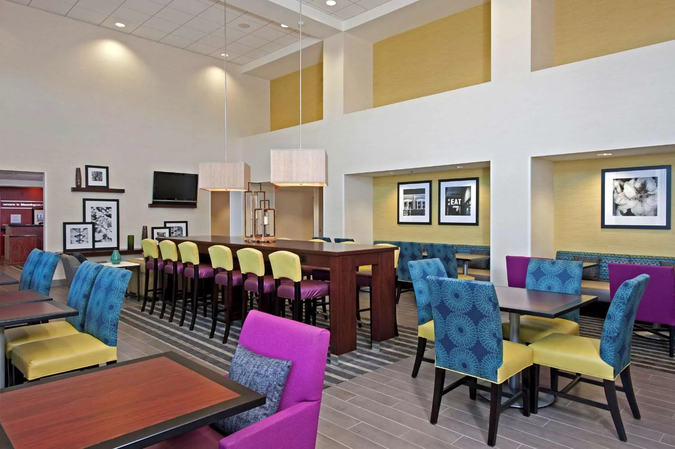 Communal lounge/ TV room in Hampton Inn & Suites Bloomington-Normal