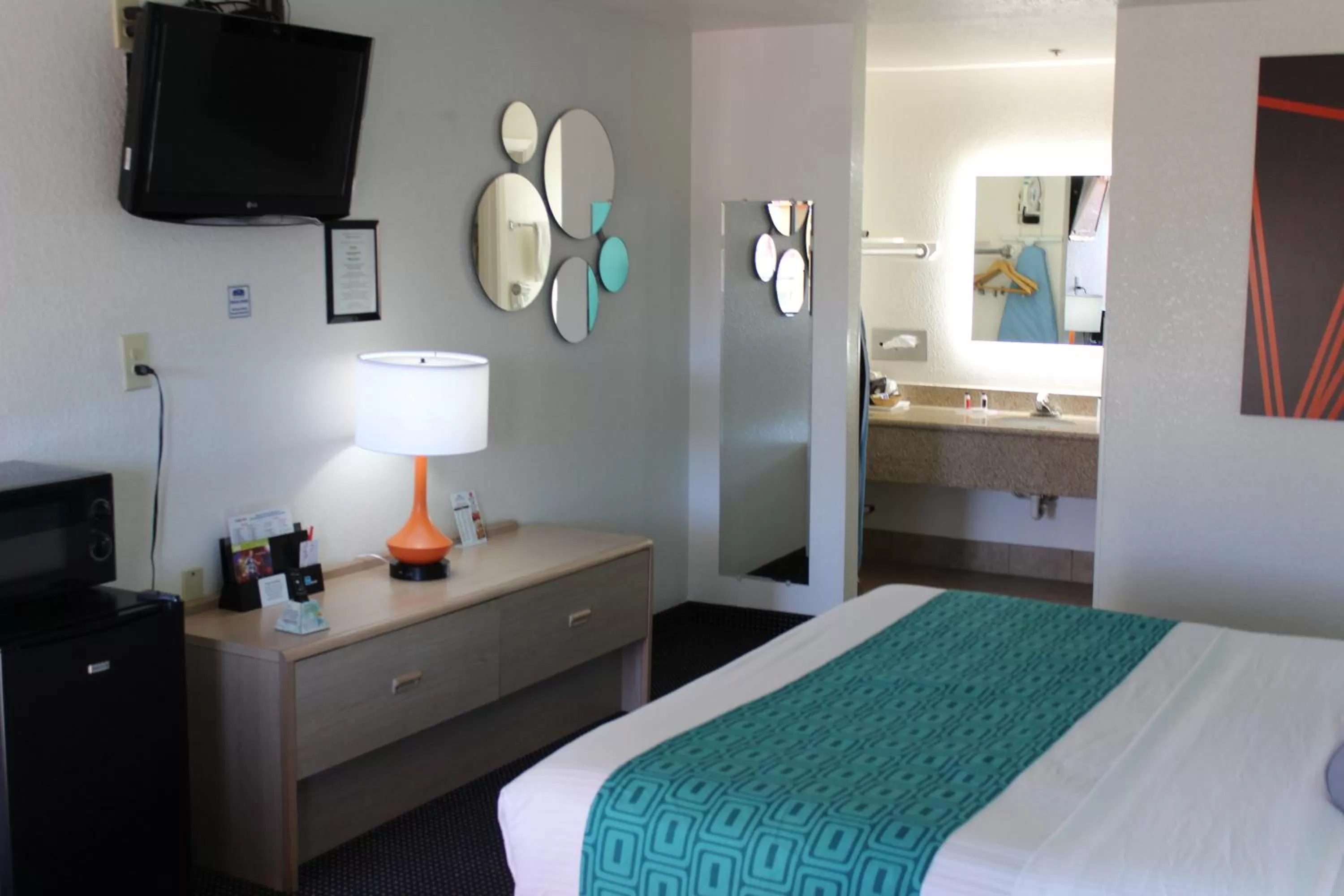 Bed in Howard Johnson by Wyndham Holbrook