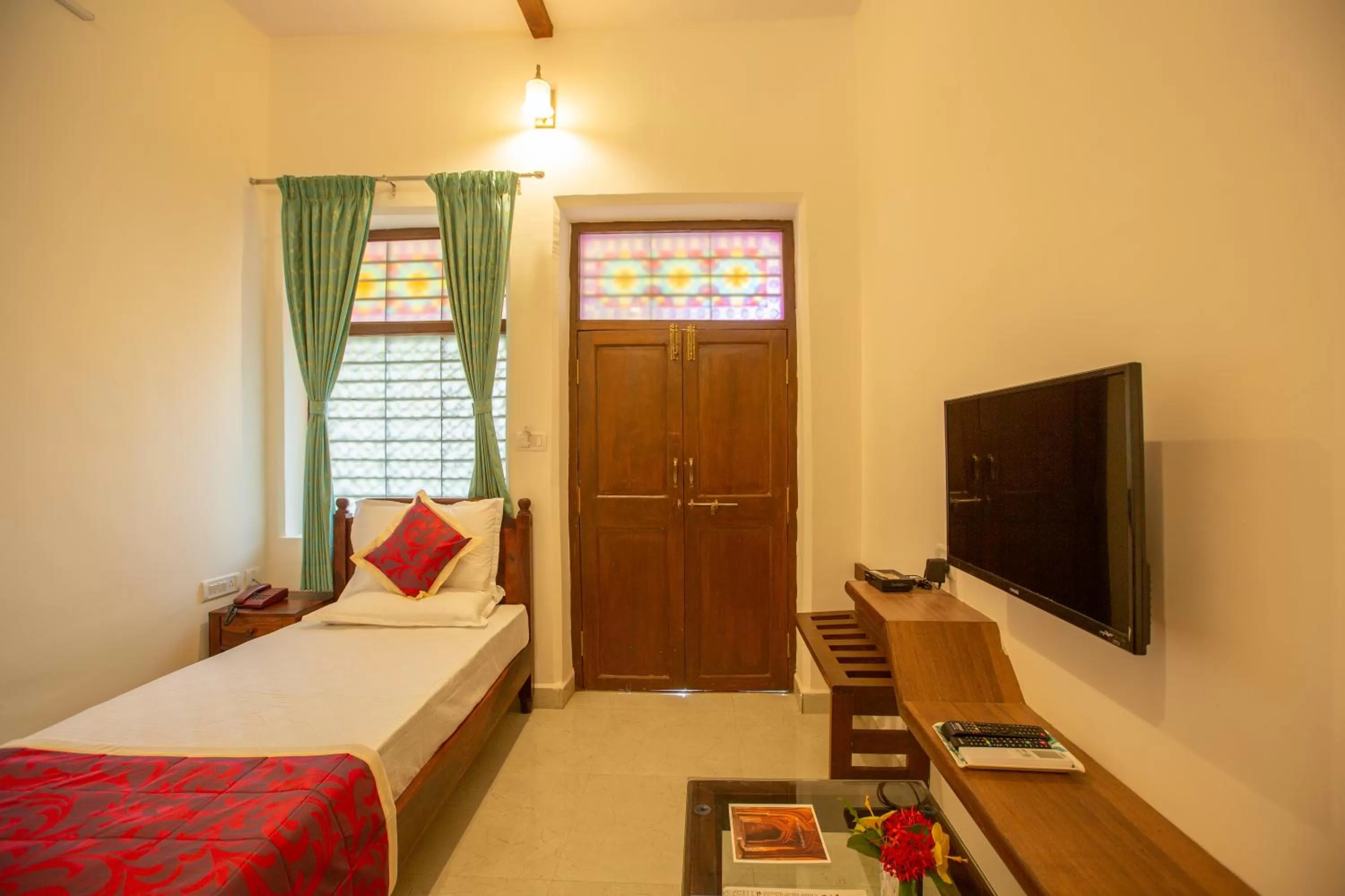 Bed in KSTDC Hotel Mayura Adilshahi Bijapur