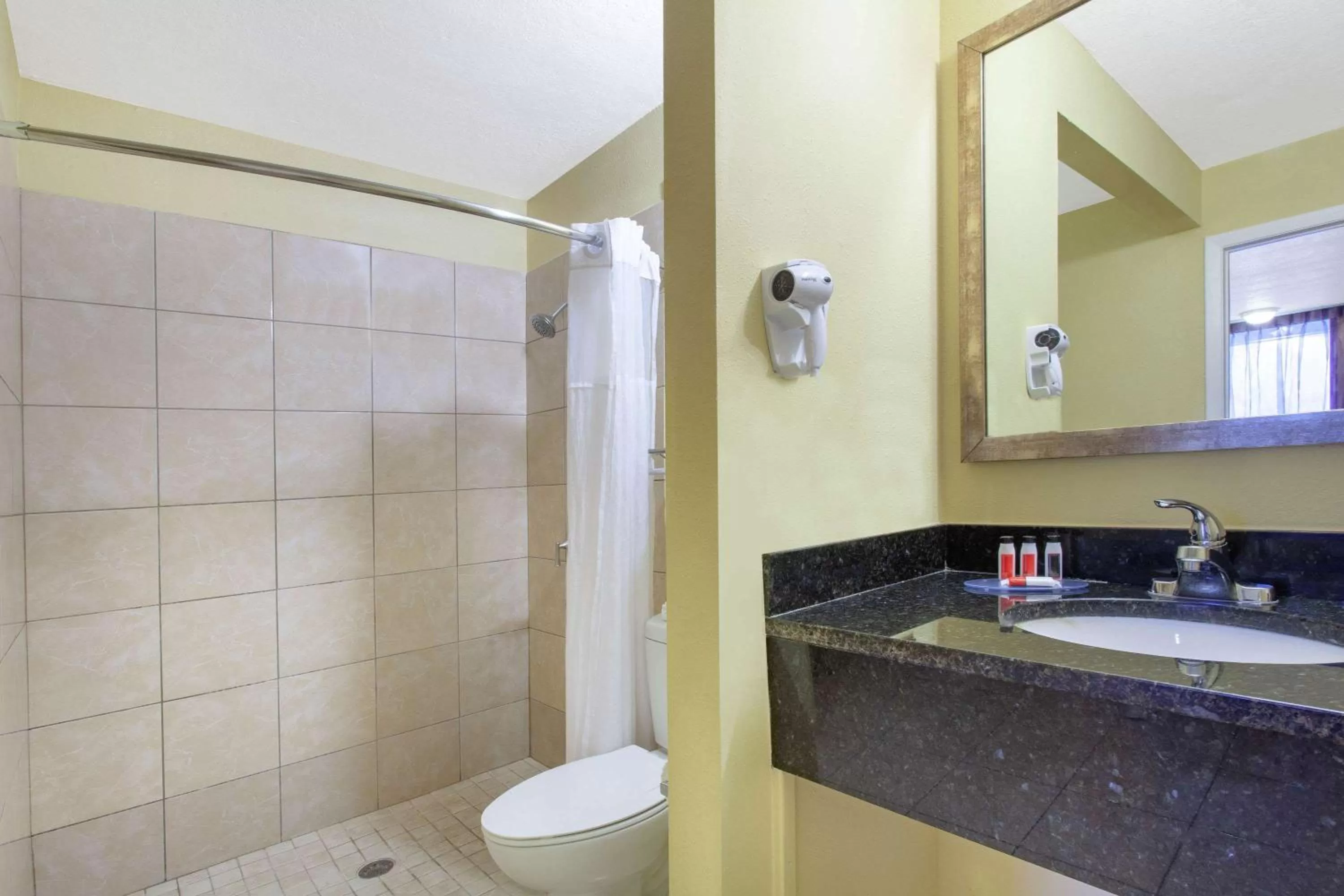 Shower in Grand Hotel Orlando at Universal Blvd - Shuttle to Theme Parks