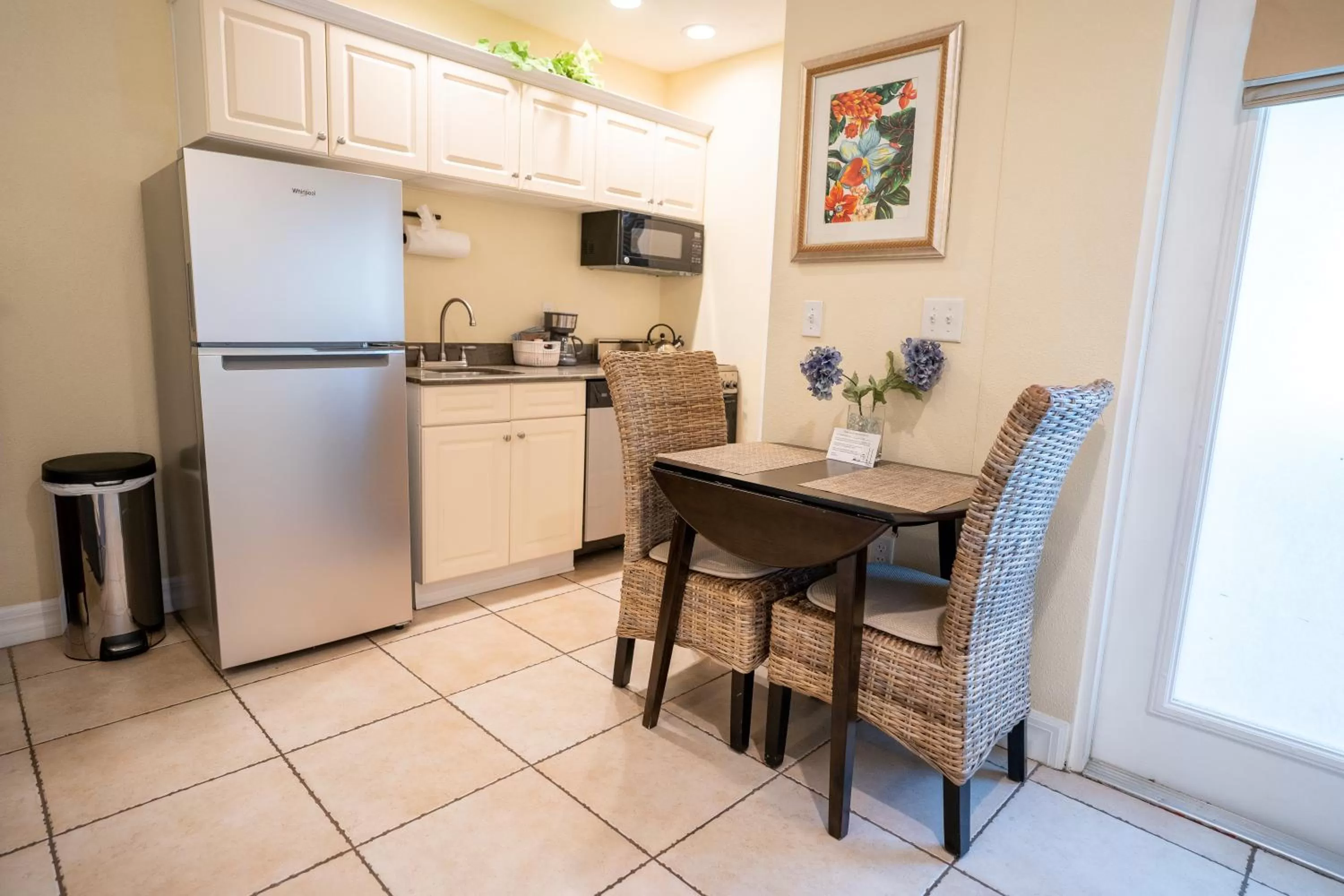 Kitchen or kitchenette in The Capri at Siesta