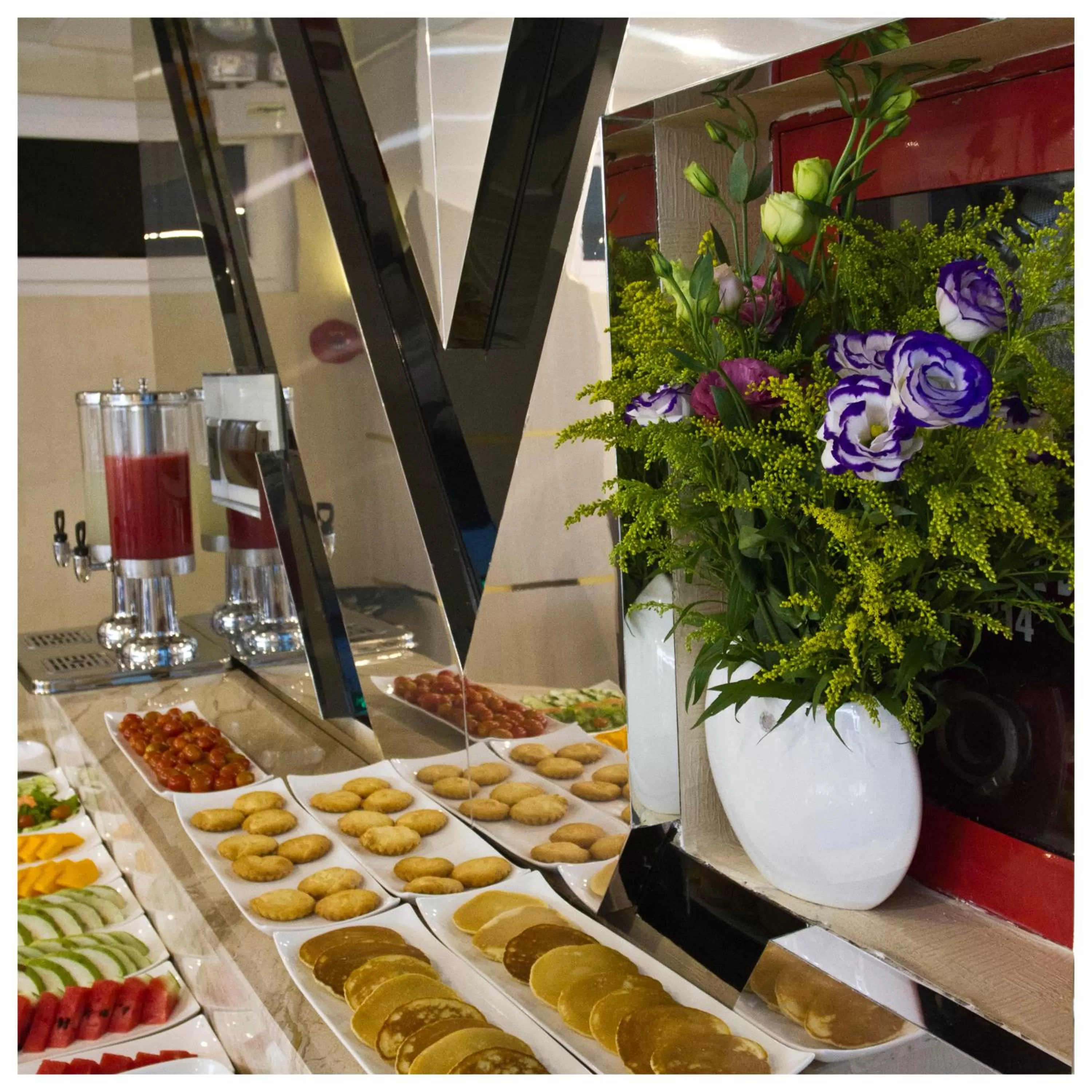 Restaurant/places to eat in New Sun Hotel