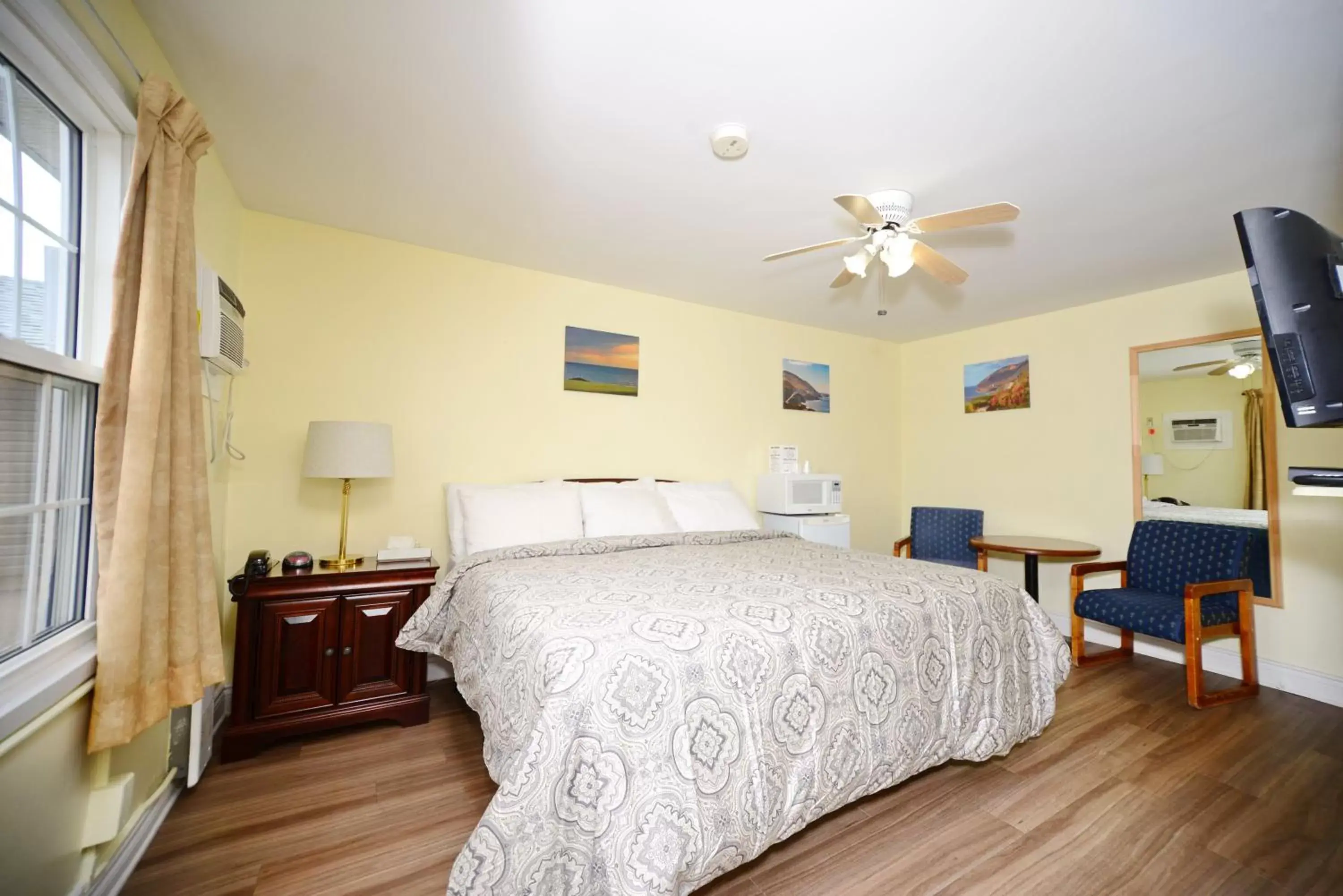 Queen Room in Homeward Inns of Canada Queen Room in Homeward Inns of Canada