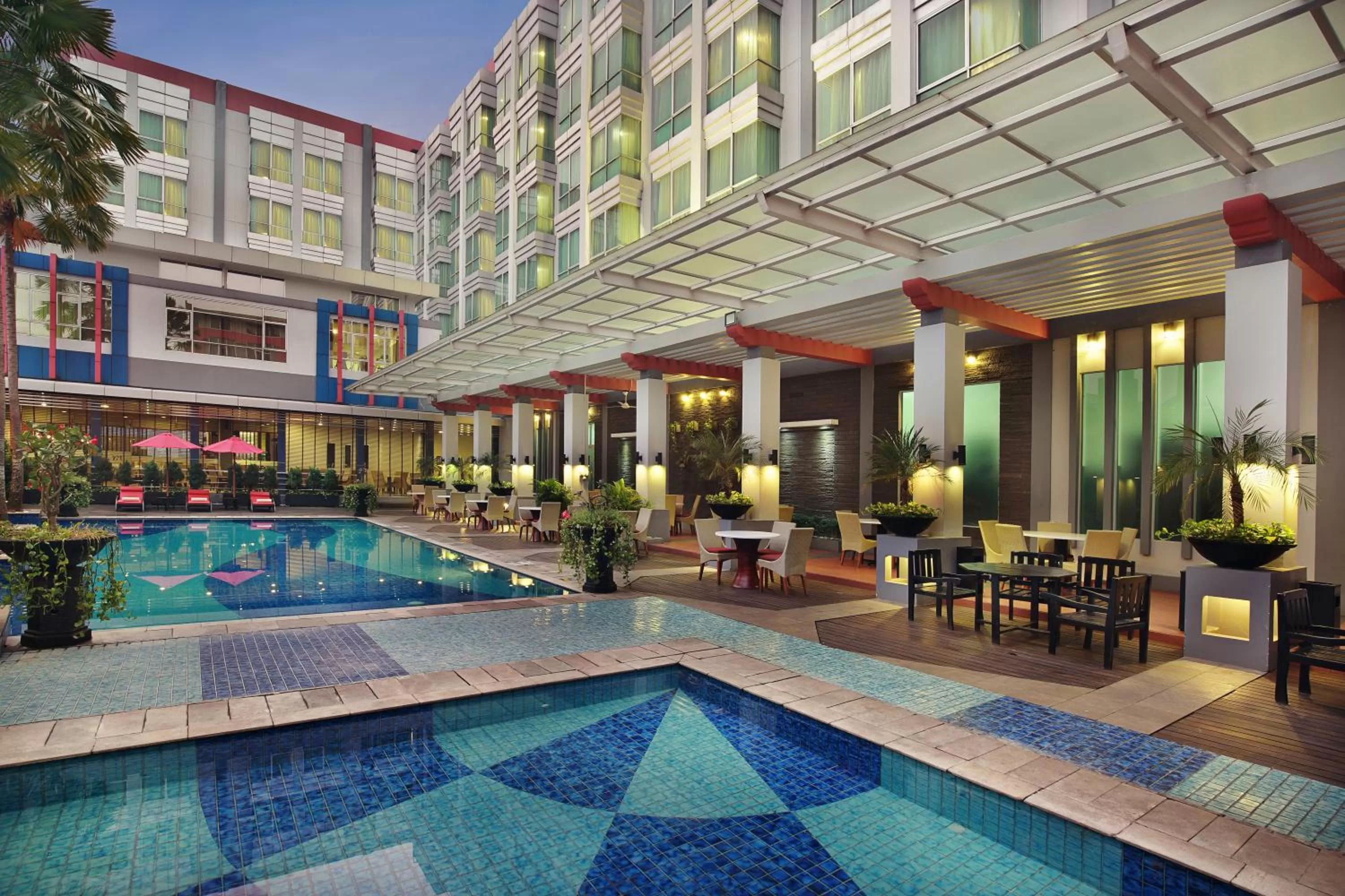 Swimming pool in Mercure Pontianak City Center