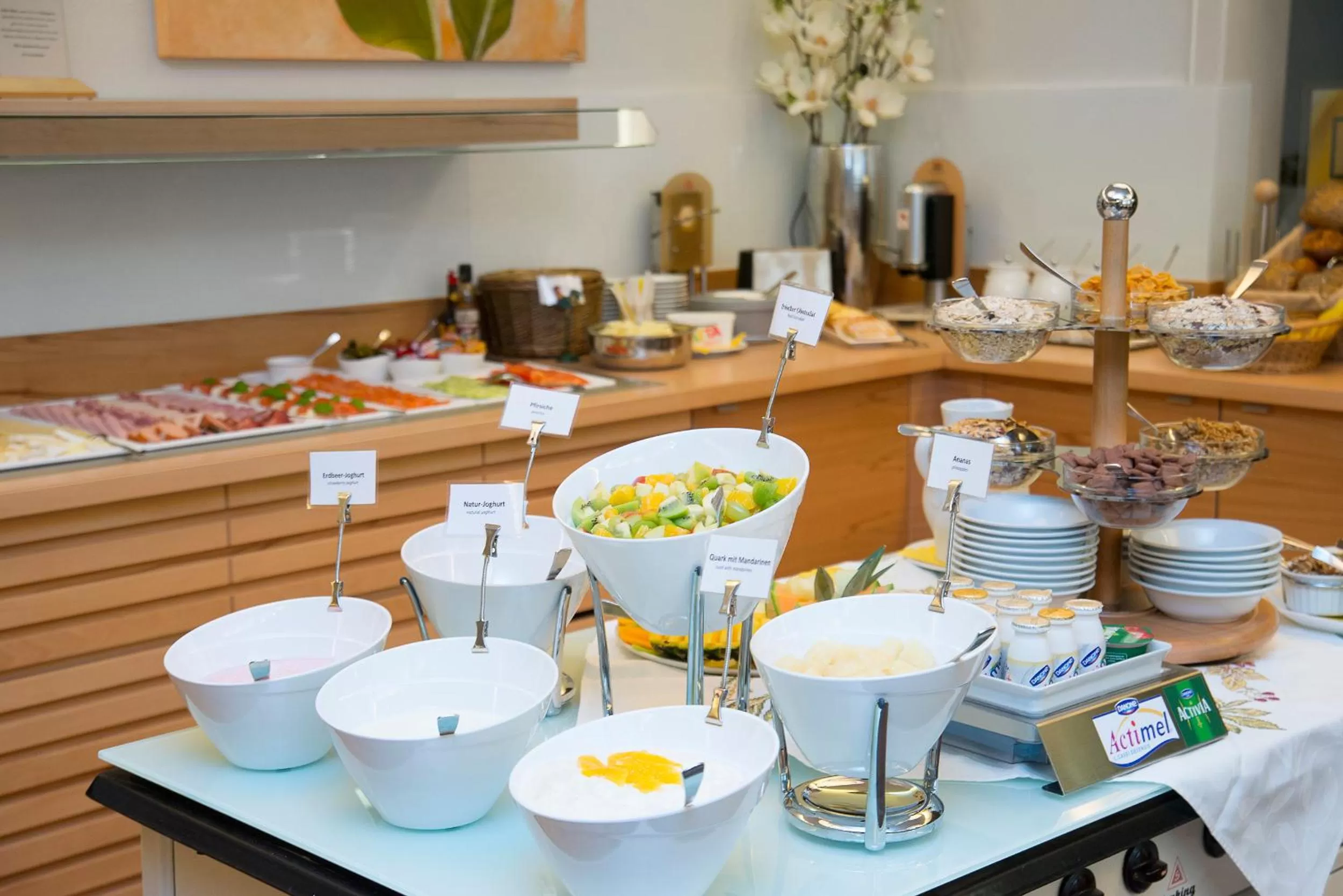 Buffet breakfast in Comfort Garni Stadtzentrum Hotel