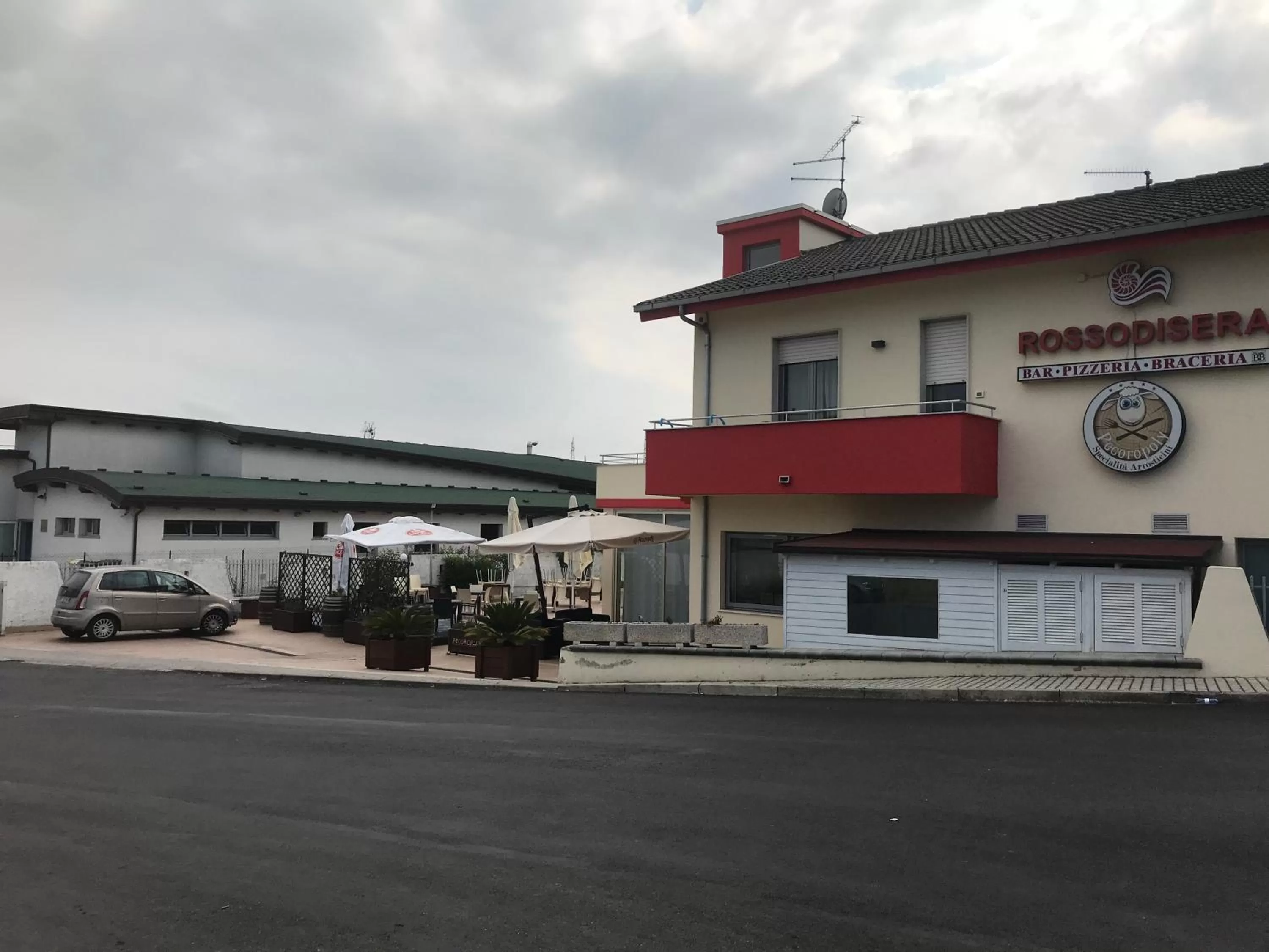 Facade/entrance in Rosso Di Sera