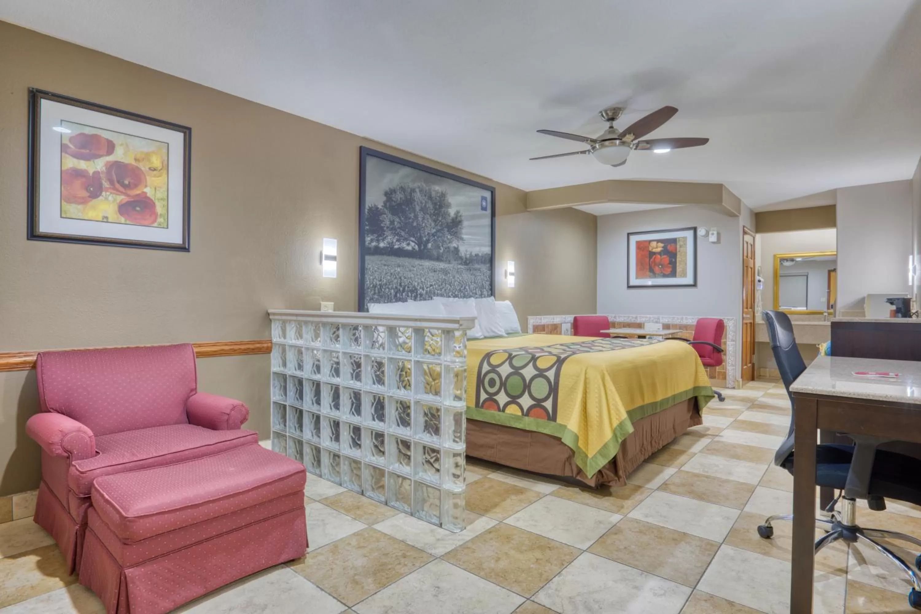 Seating area, Bed in Texas Inn Donna