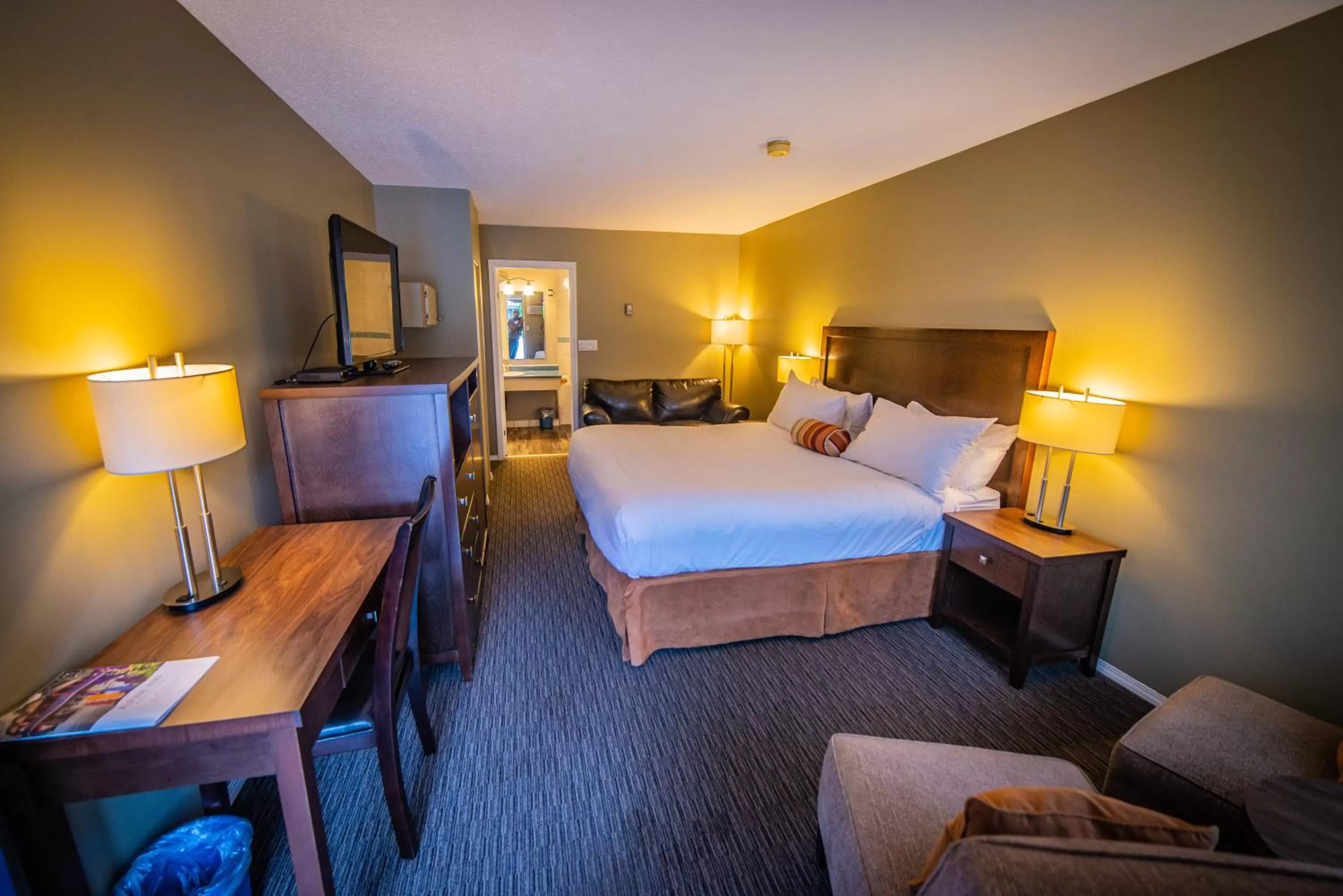 Photo of the whole room, Bed in Alpine Inn & Suites