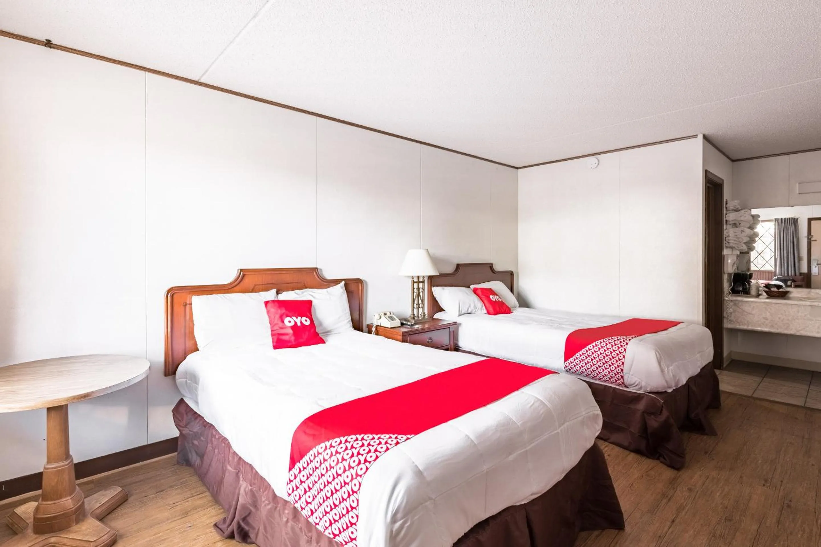 Queen Room with Two Queen Beds - Disability Access in OYO Hotel Windmill Branson