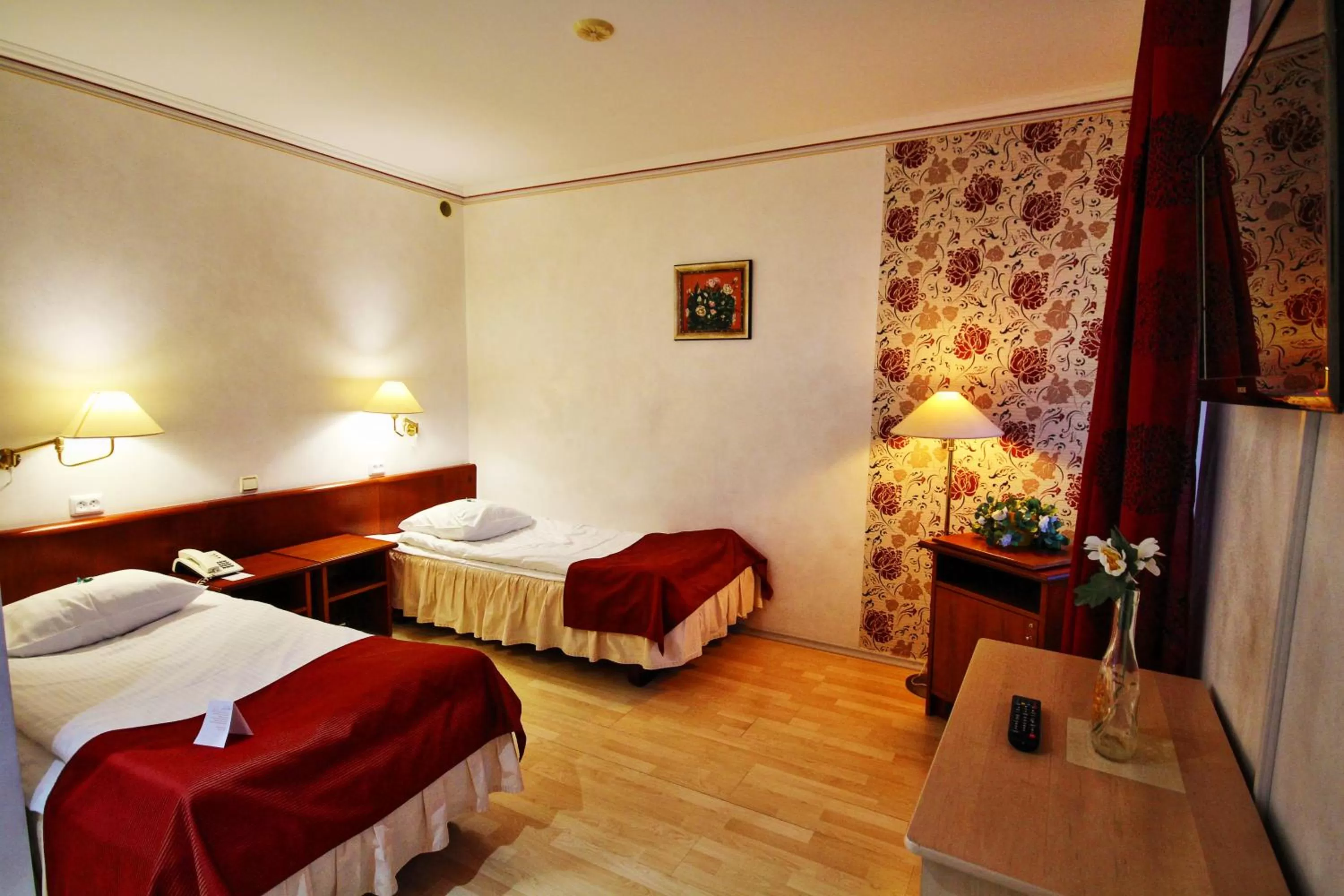 Bed in NB Hotel with Free Parking