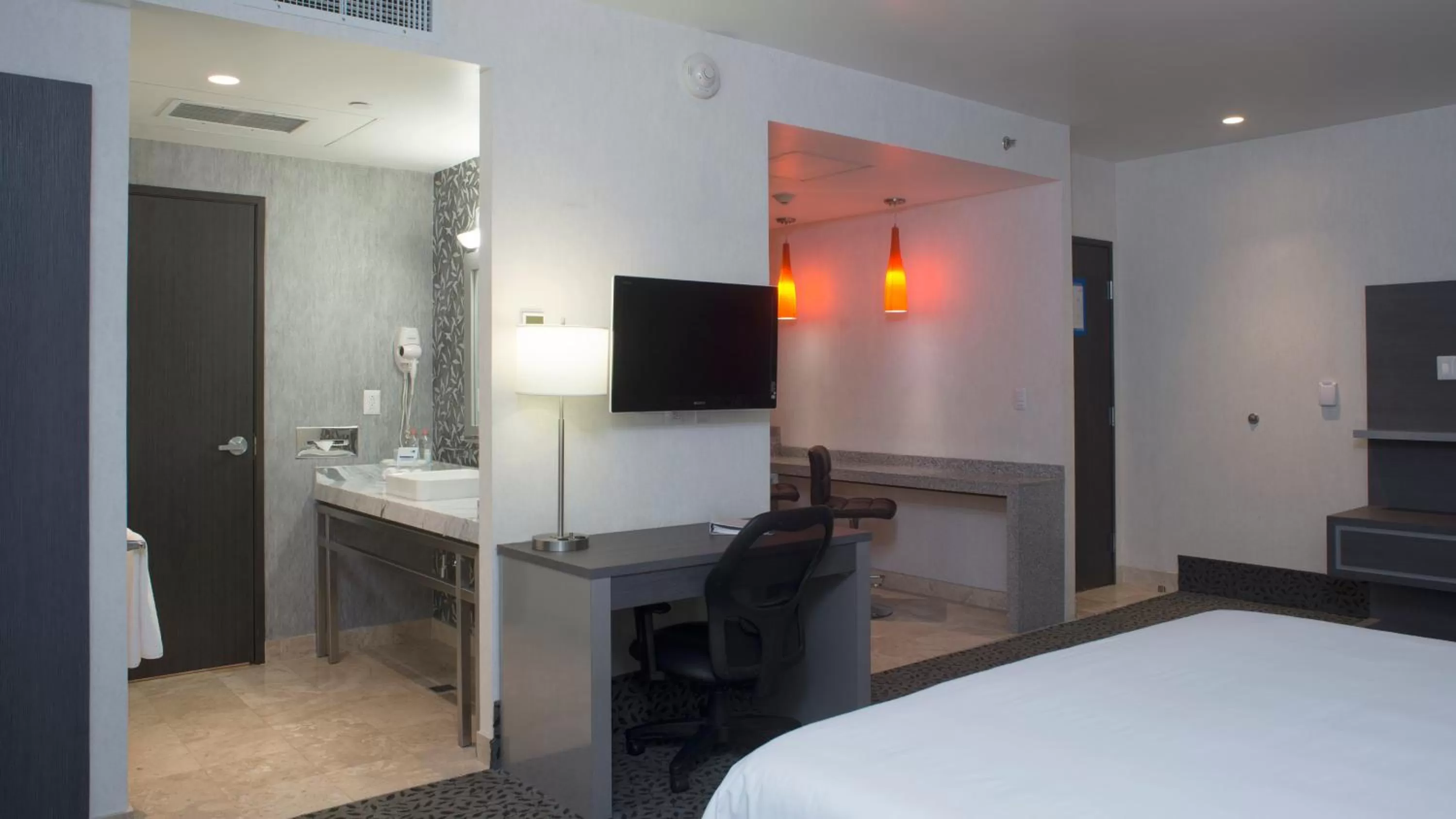 Photo of the whole room, Bed in Holiday Inn Express & Suites Queretaro by IHG