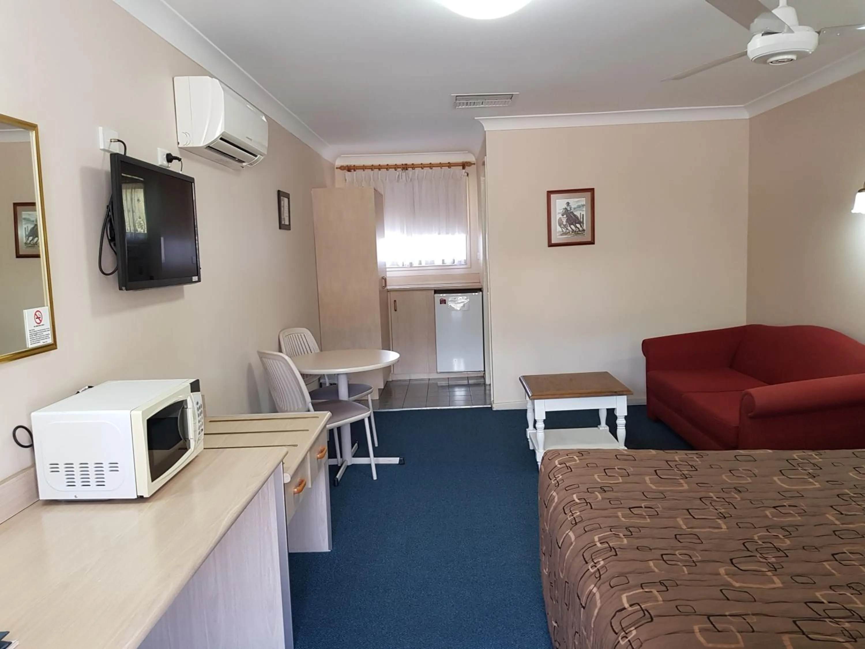 Photo of the whole room in Abraham Lincoln Motel