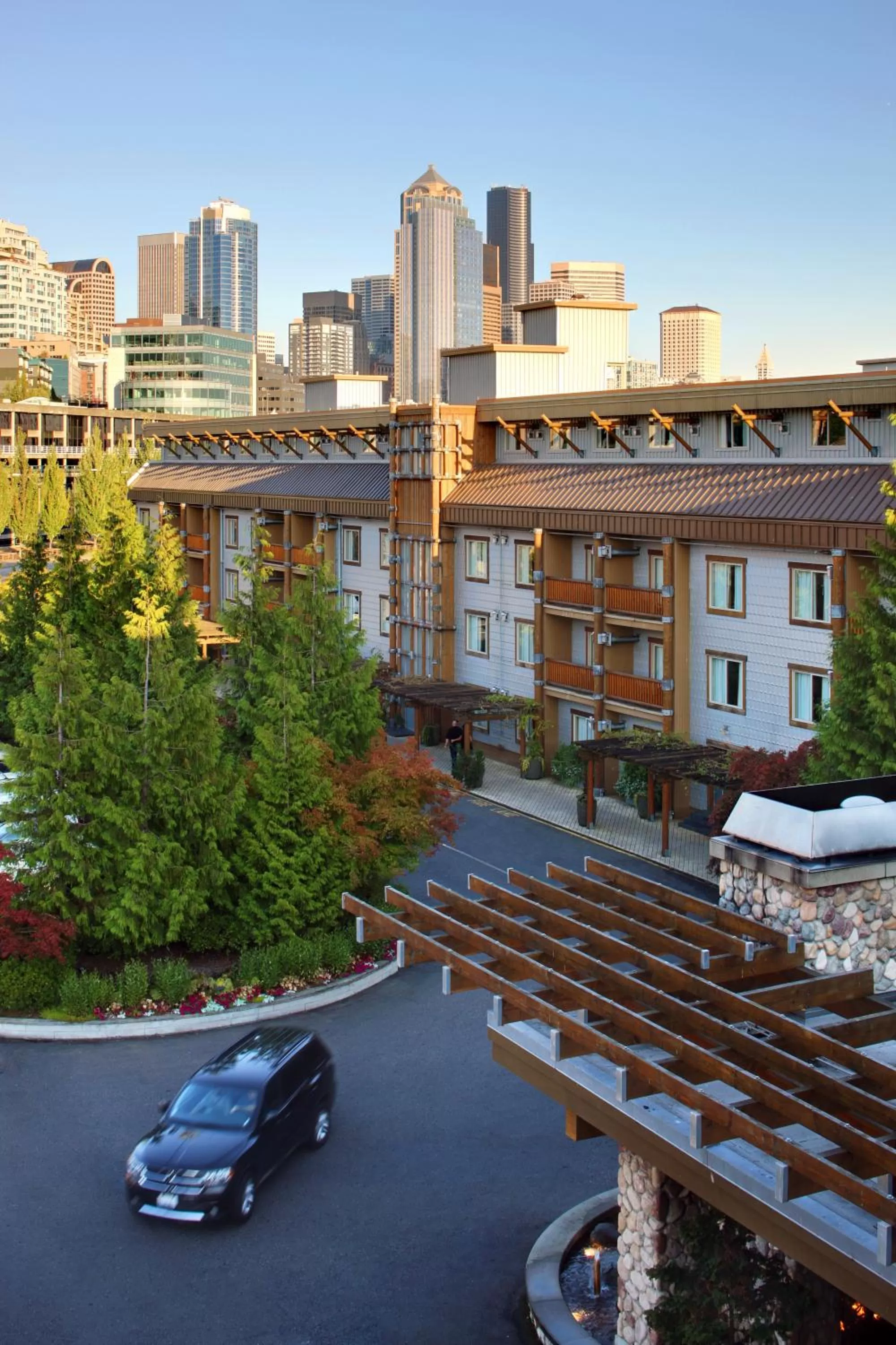 Facade/entrance in The Edgewater, a Noble House Hotel