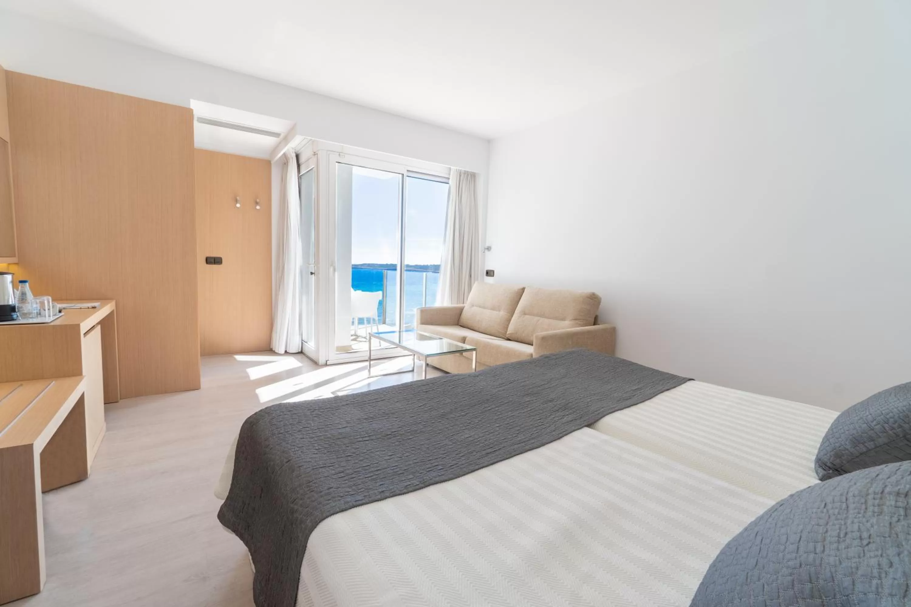 Photo of the whole room, Bed in CM Playa del Moro