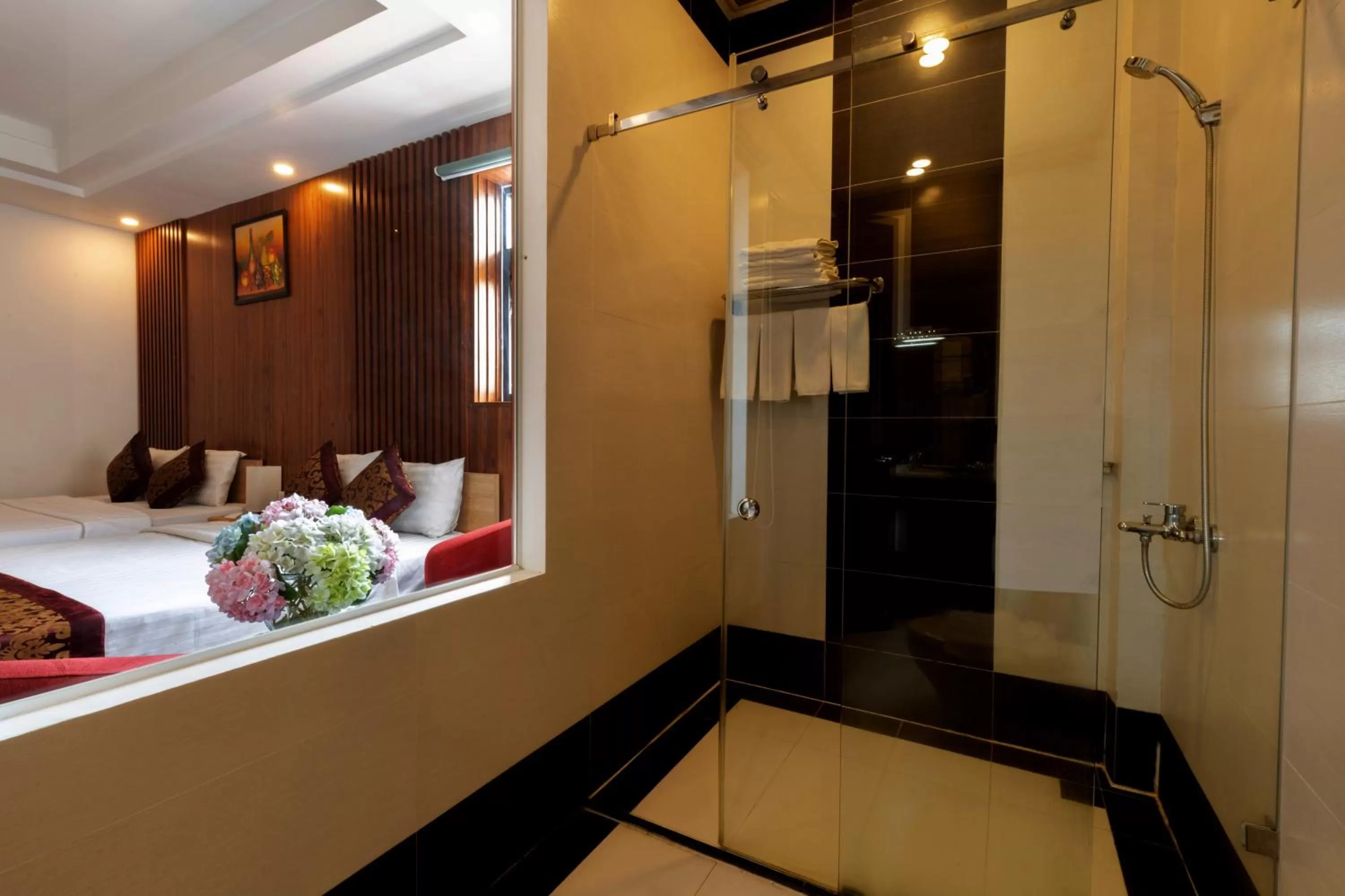 Toilet in Airport Saigon Hotel - Gần ẩm thực đêm chợ Phạm Văn Hai