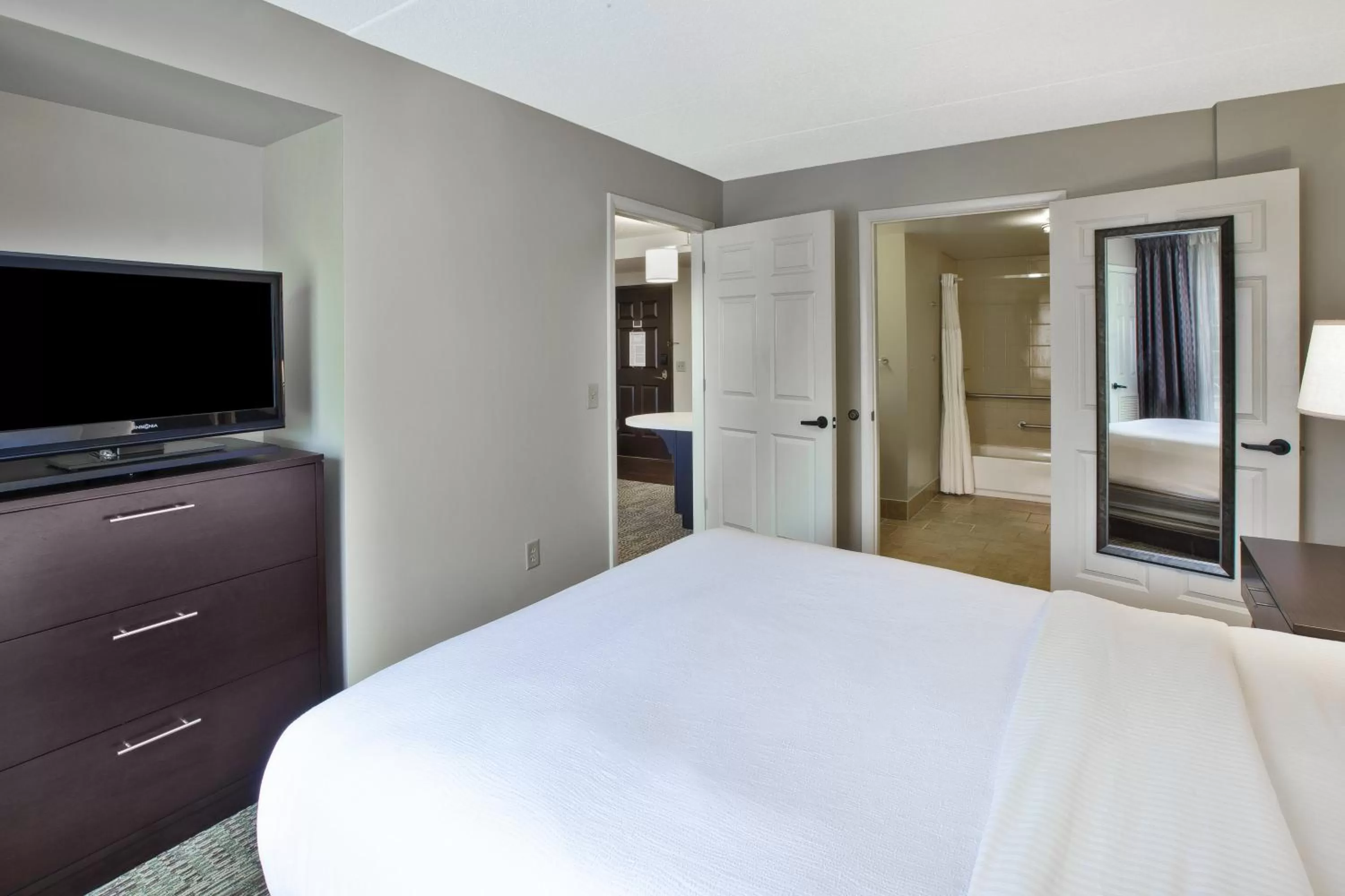 Photo of the whole room, Bed in Staybridge Suites Cleveland Mayfield Heights Beachwood by IHG
