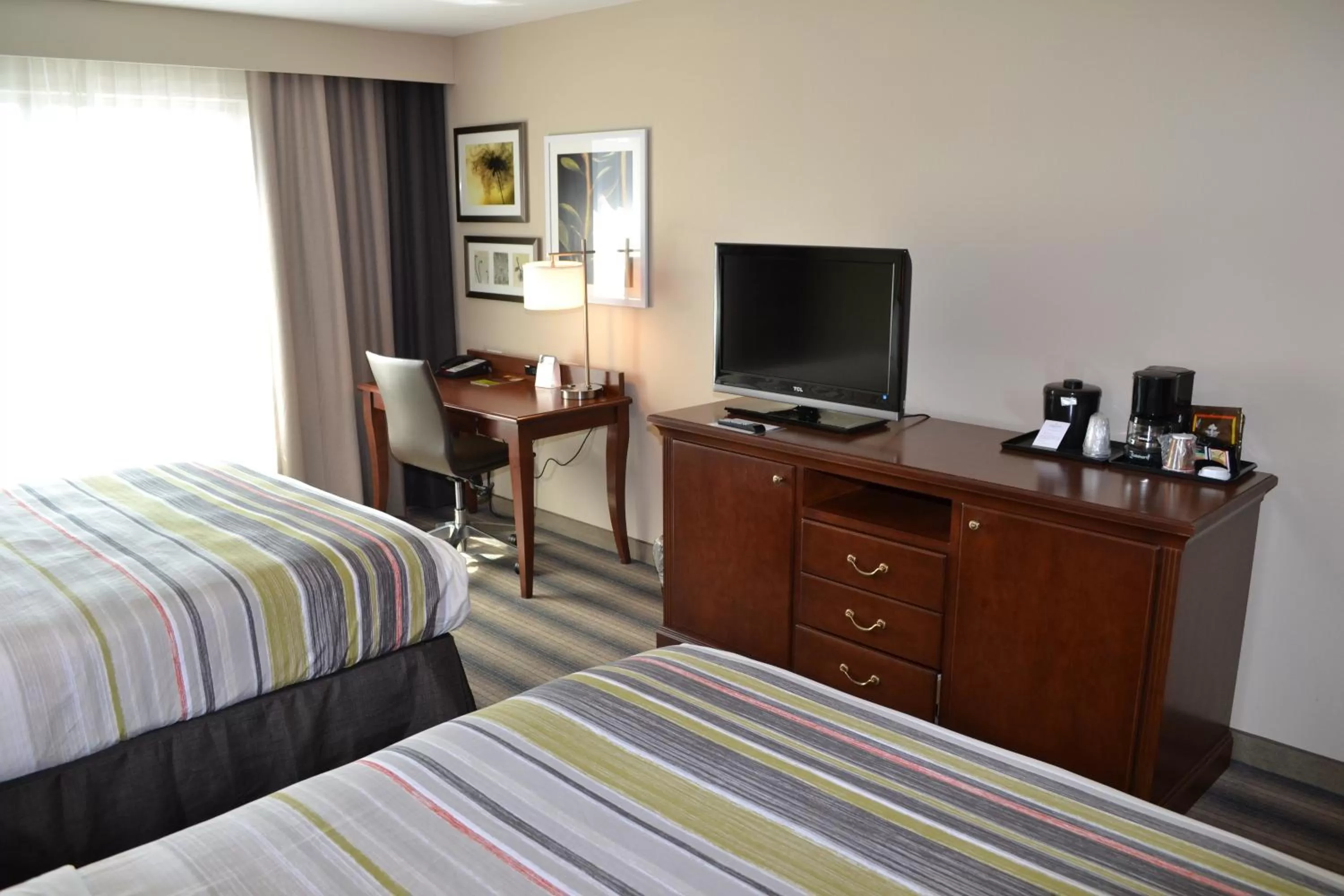 Queen Room with Two Queen Beds in Country Inn & Suites by Radisson Roseville - St Paul