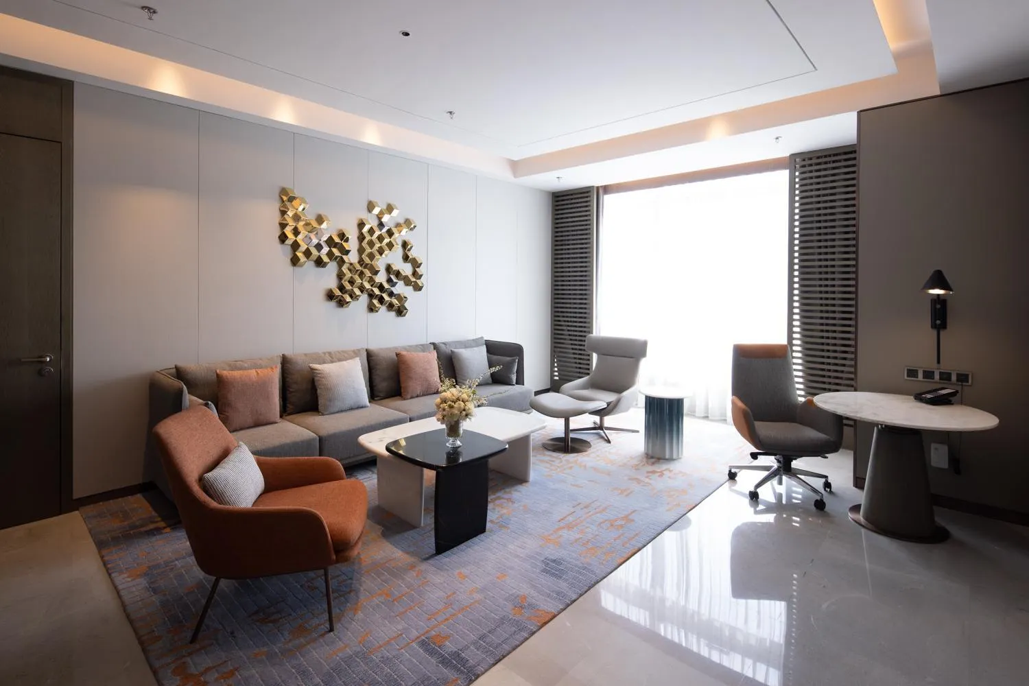 Living room in Crowne Plaza Qingdao Jinshui by IHG
