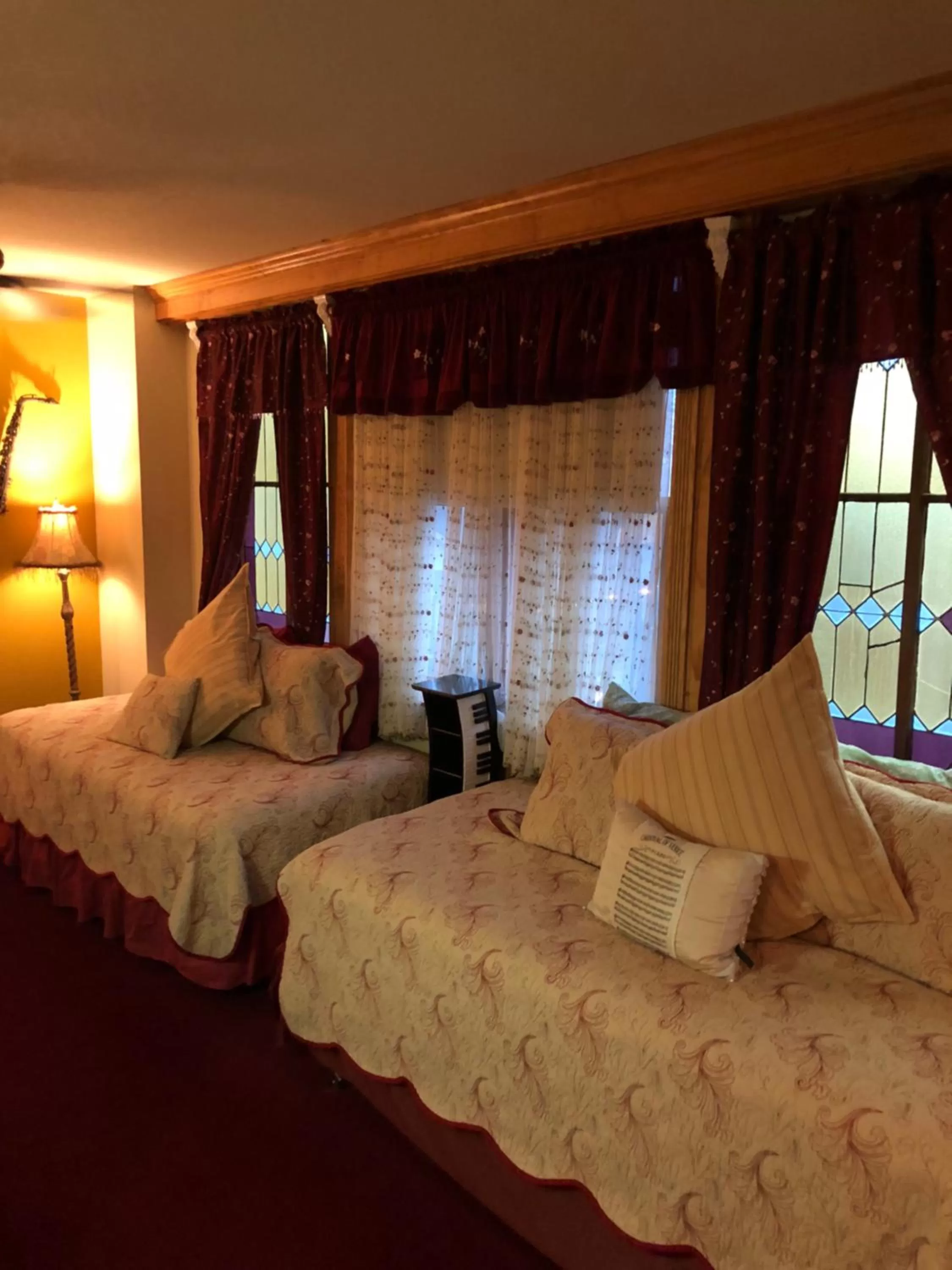 Bed in All Seasons Inn