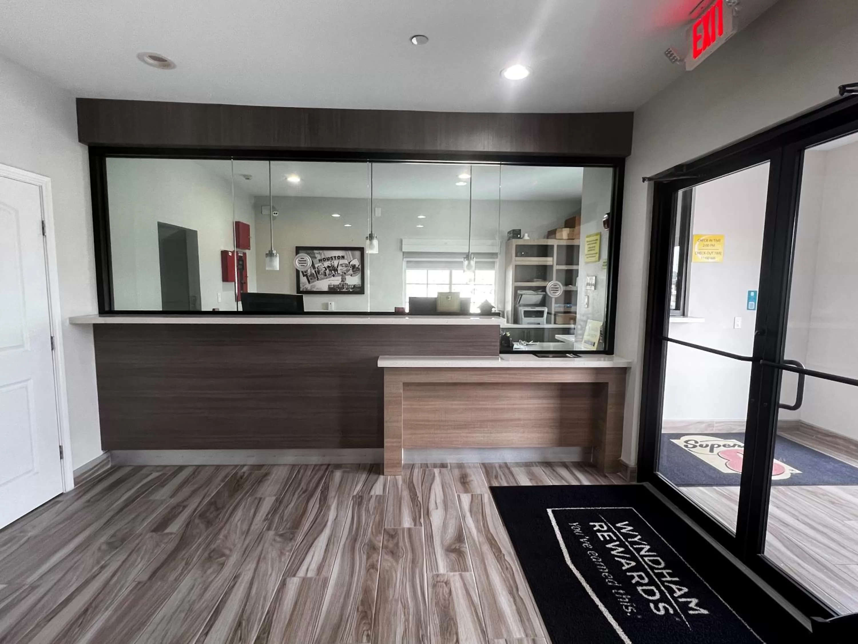 Lobby or reception in Super 8 by Wyndham Houston North I-45