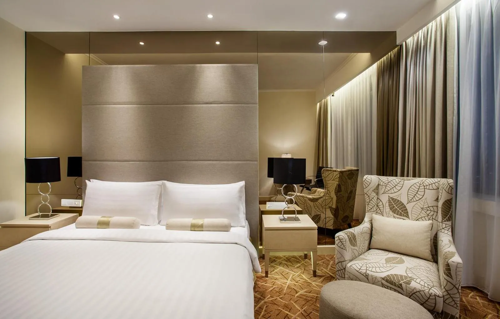 Bedroom, Bed in Menara Peninsula Hotel