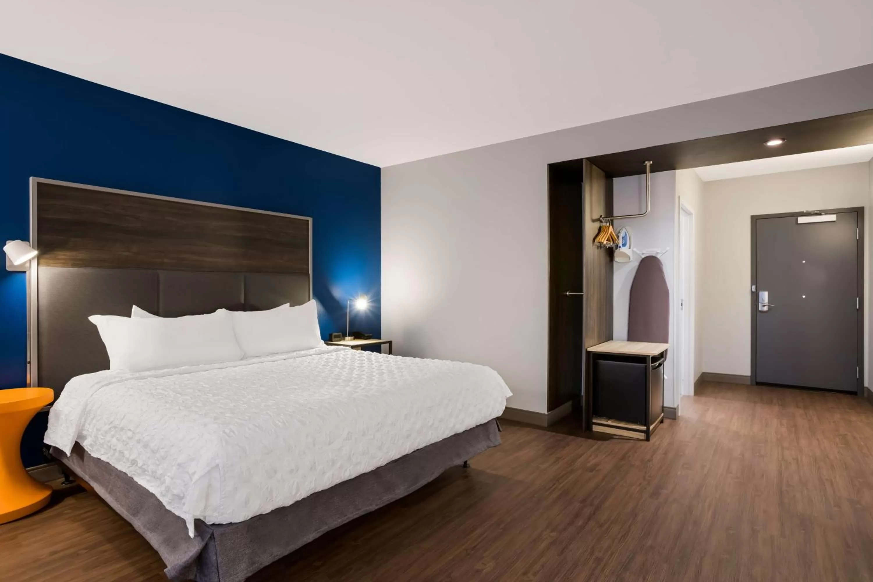 King Room with Bath Tub - Mobility/Hearing Accessible in Tru By Hilton Traverse City