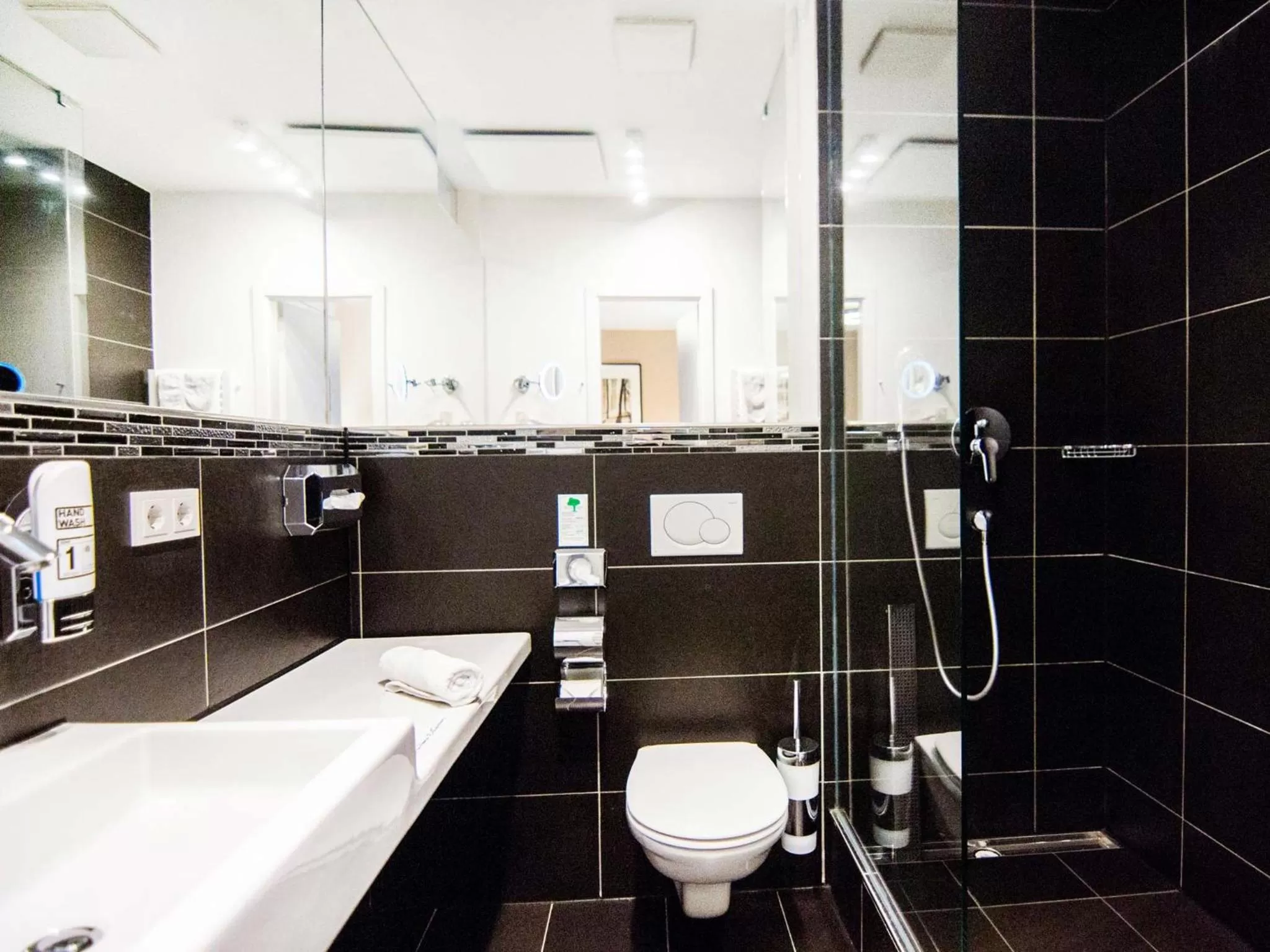 Bathroom in zeitwohnhaus SUITE-HOTEL & SERVICED APARTMENTS